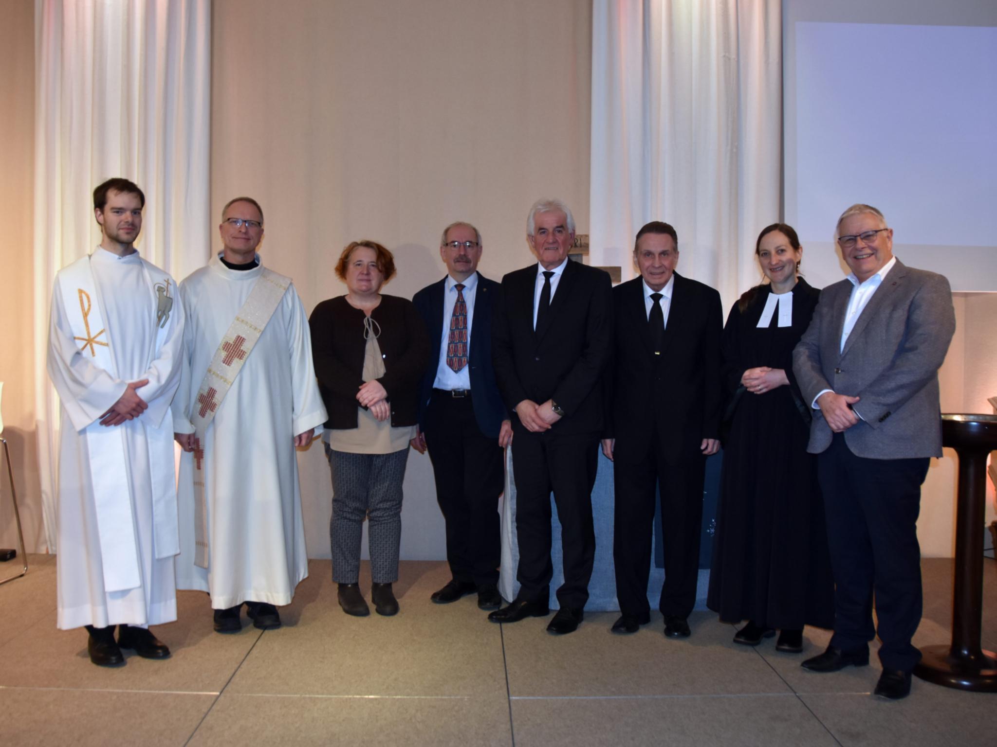 Johannes Achenbach (Selbständig evangelisch-lutherische Kirche), Reimund Franz (kath. Diakon), Dr. Pascale Jung (Pastoralrefrentin), Joachim Hipfel (Freie evangelische Gemeinde), Peter Guckenbiehl (Neuapostolische Kirche), Achim Eisel (Neuapostolische Kirche), Juliane Opiolla (ev. Pfarrerin und Synodalassessorin im Kirchenkreis Saar-West) sowie Wolfgang Schmidt (ev. Kirche) (von links). Foto: Ute Kirch/Bistum Trier