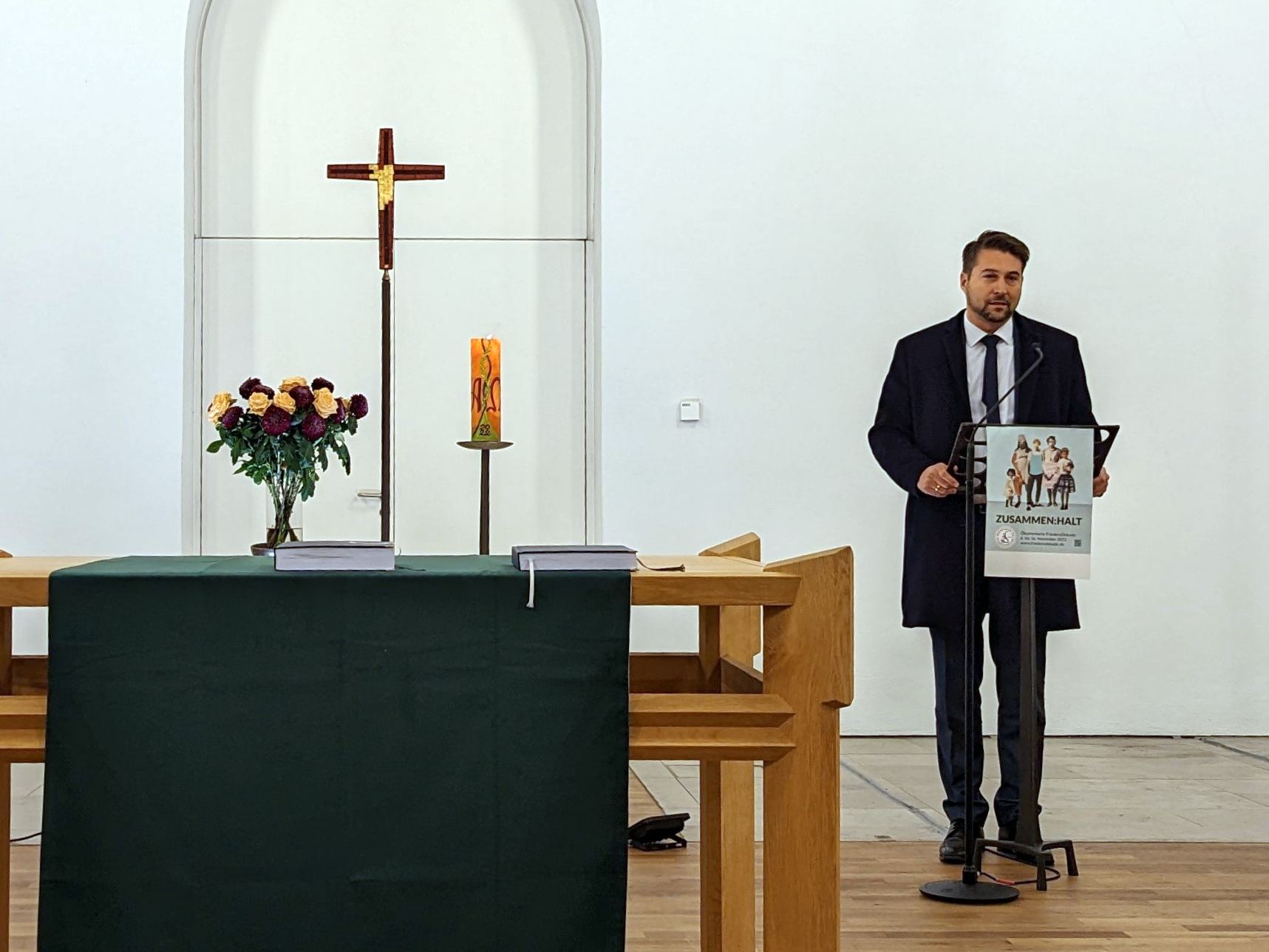 Der Saarbrücker Oberbürgermeister Uwe Conradt predigt im Rahmen des ACK-Gottesdienstes zur Friedensdekade 2022. Foto: Louis Majerus