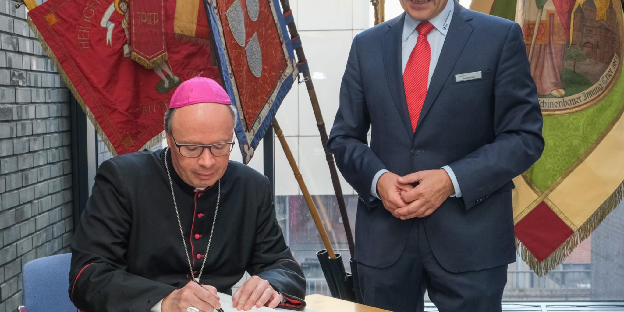 Bischof Ackermann und Rudolf Müller, Präsident der Handwerkskammer Trier. (Fotos: Handwerkskammer)