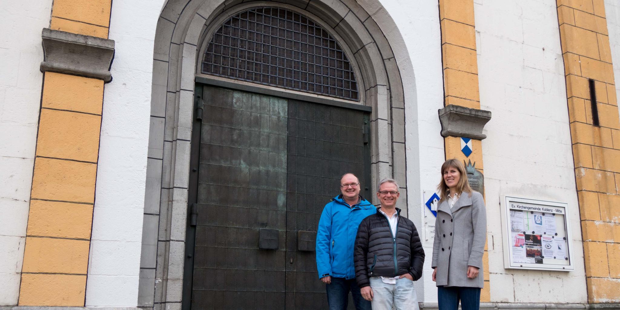 Vor dem Gebäude zu sehen: Matthias Olzem, Frank Wehner und Verena Hammes