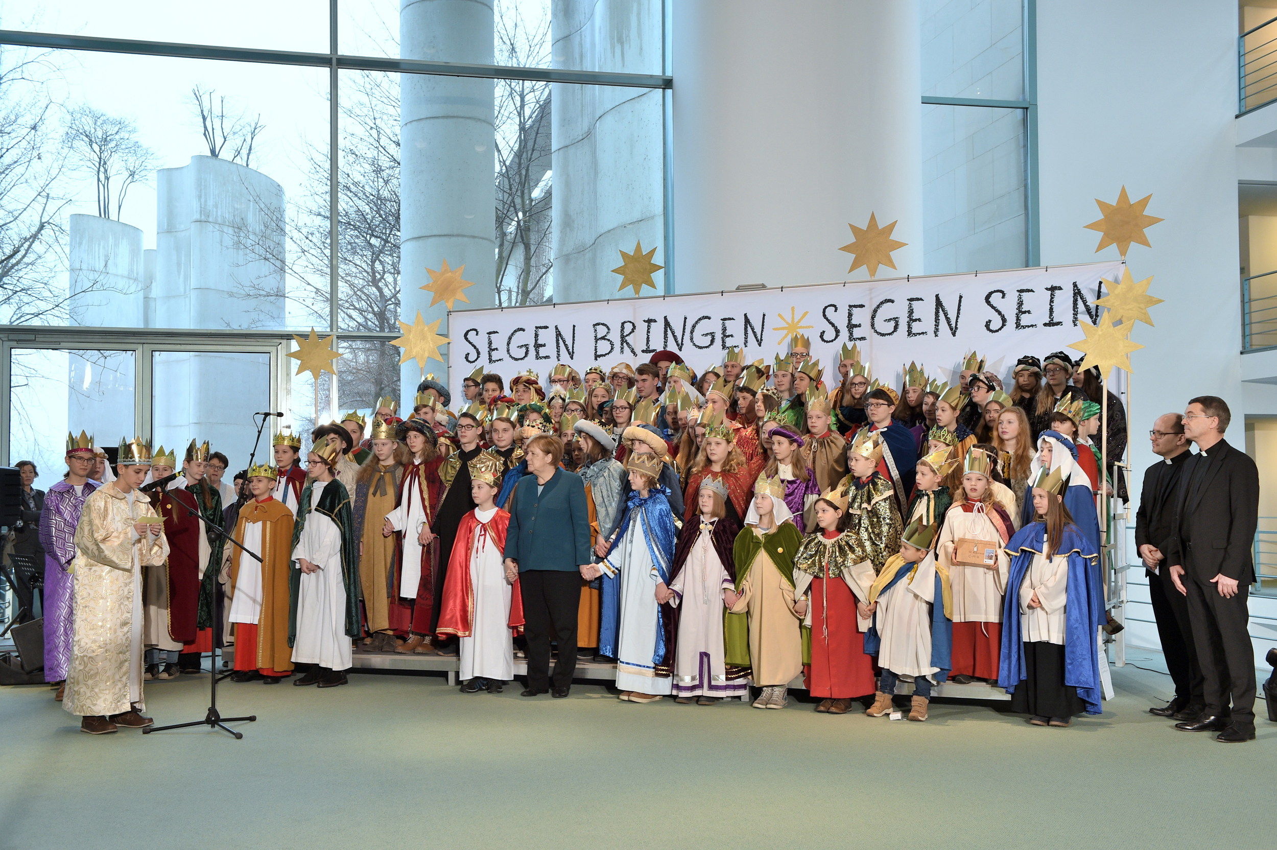 108 Kinder aus allen Bistümern waren zu Gast bei der Kanzlerin. Im Anschluss durften sie noch in der Kantine des Kanzleramtes gemeinsam essen.