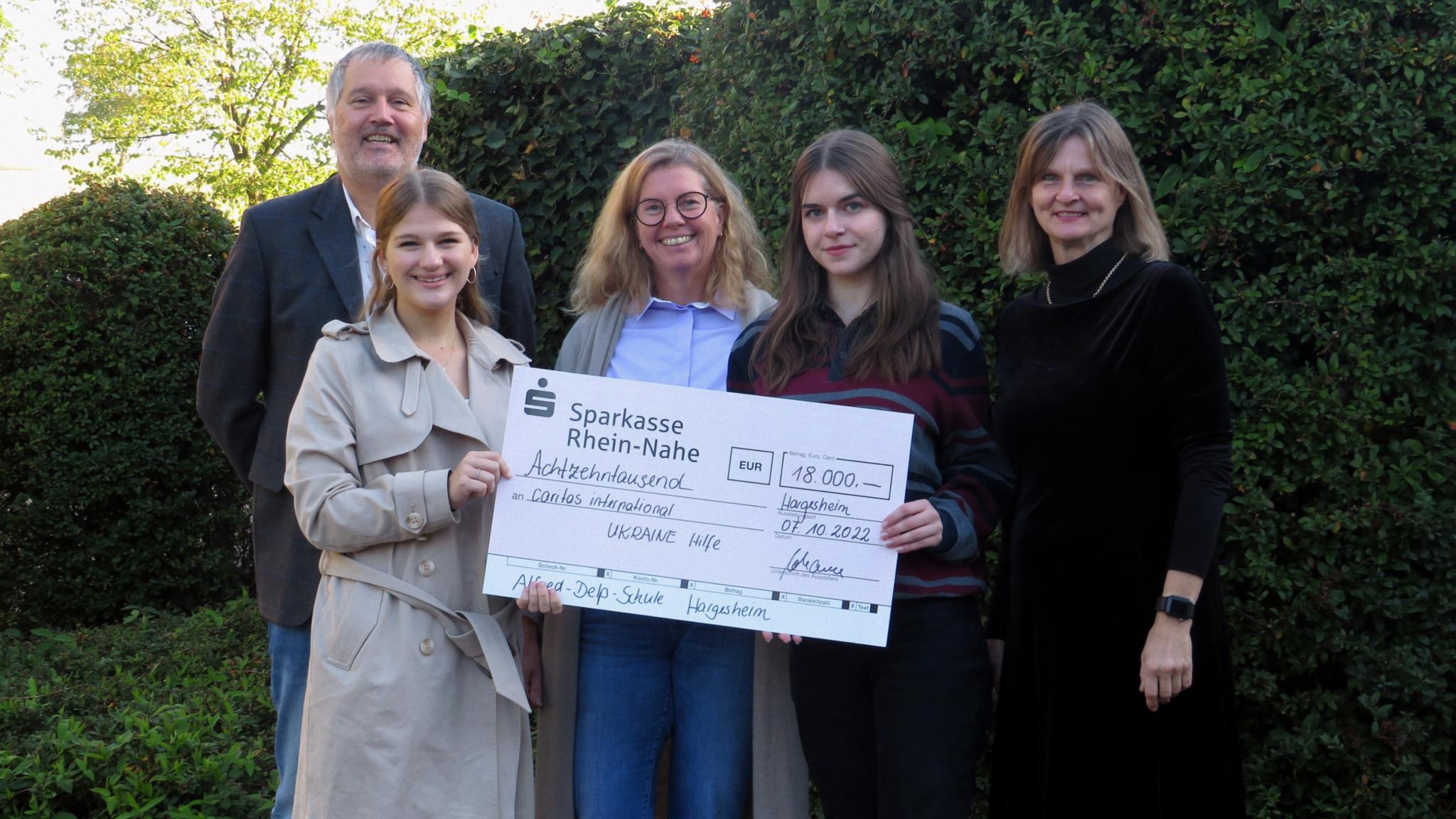 (v.li.n.re.) Dirk Johann, Gesamtschulleiter der Alfred-Delp-Schule, freut gemeinsam sich mit Elisabeth Hellgren (Schülervertretung, SV), Sandra Trapp (Schulelternbeirats-Vorsitzende), Josephine Robra (SV) und Victoria Müller-Ensel (Direktorin des örtlichen Caritasverbandes) über die tolle Spendensumme! Foto: ADS Hargesheim