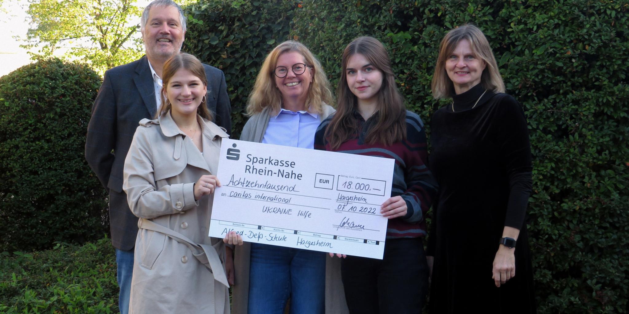 (v.li.n.re.) Dirk Johann, Gesamtschulleiter der Alfred-Delp-Schule, freut gemeinsam sich mit Elisabeth Hellgren (Schülervertretung, SV), Sandra Trapp (Schulelternbeirats-Vorsitzende), Josephine Robra (SV) und Victoria Müller-Ensel (Direktorin des örtlichen Caritasverbandes) über die tolle Spendensumme! Foto: ADS Hargesheim