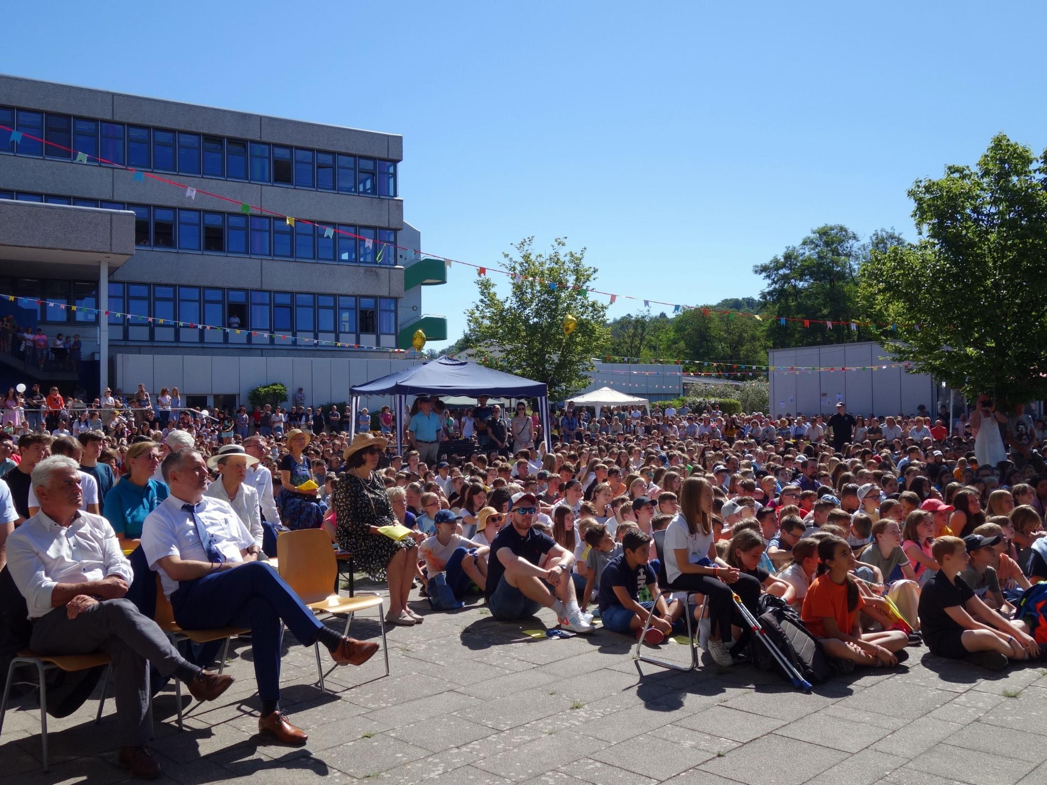 Auf dem Pausenhof fanden alle Platz: Schülerinnen und Schüler, geladene Ehrengäste, aktuelle und ehemalige Mitarbeitende und sowie Freunde der Schule (Foto: Julia Fröder/Bistum Trier)