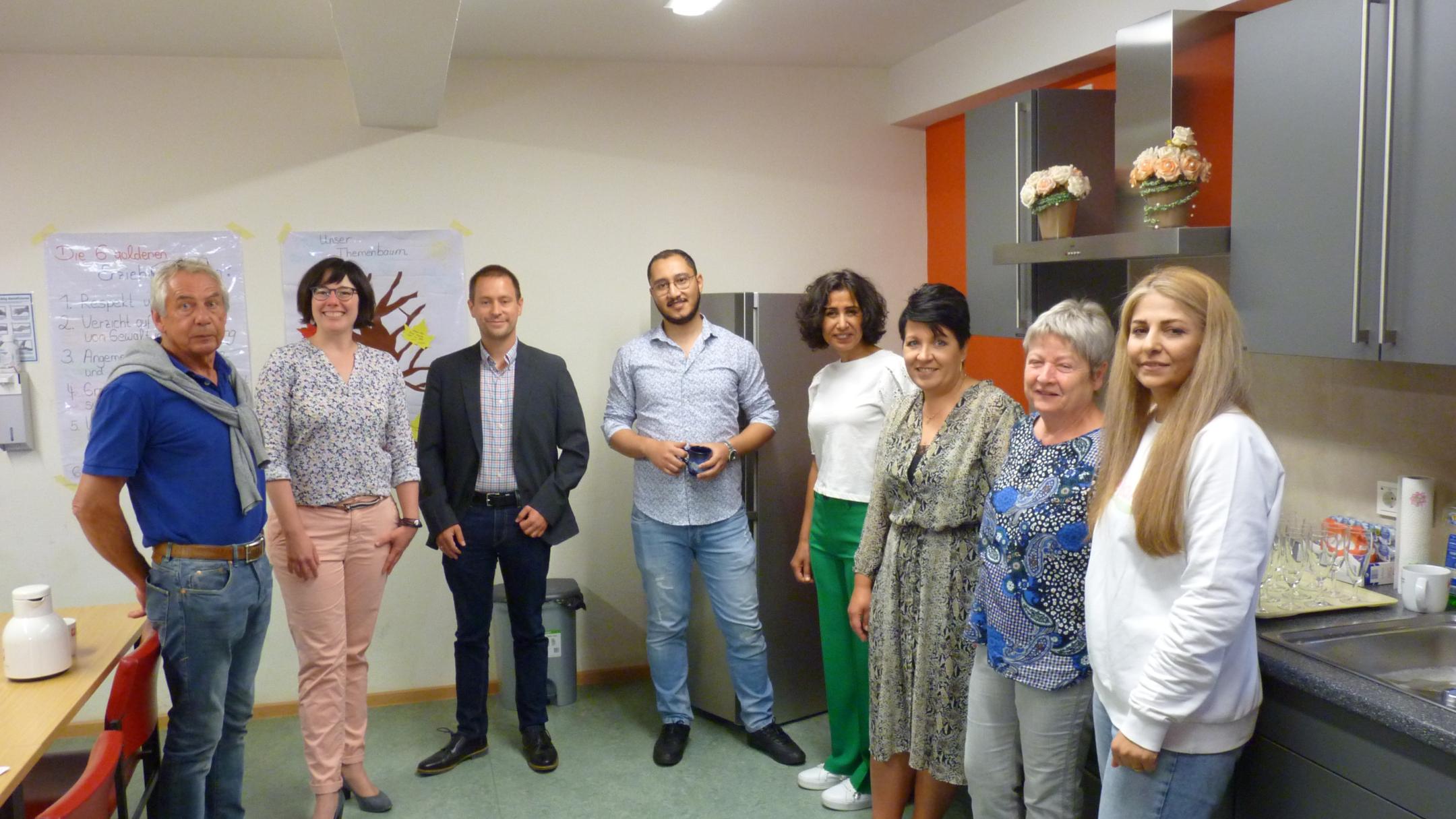 Gerd Kockler (Lotse), Sarah Engels (Leitungsteam Pastoraler Raum), Andreas Neumüller (stv Leiter Soziale Dienste der Caritas), Zaher Abdullah (Sprachmittler), Rachida Mathieu (Integrationsbeauftragte der Stadt Völklingen), Steffi Dincher-Puhl (Teamleiterin Caritas Beratungszentrum Völklingen), Dorothee Schmitt (Lotsin), Jihan Bakir (Sprachmittlerin) (von links.) Foto: Oliver Hilt