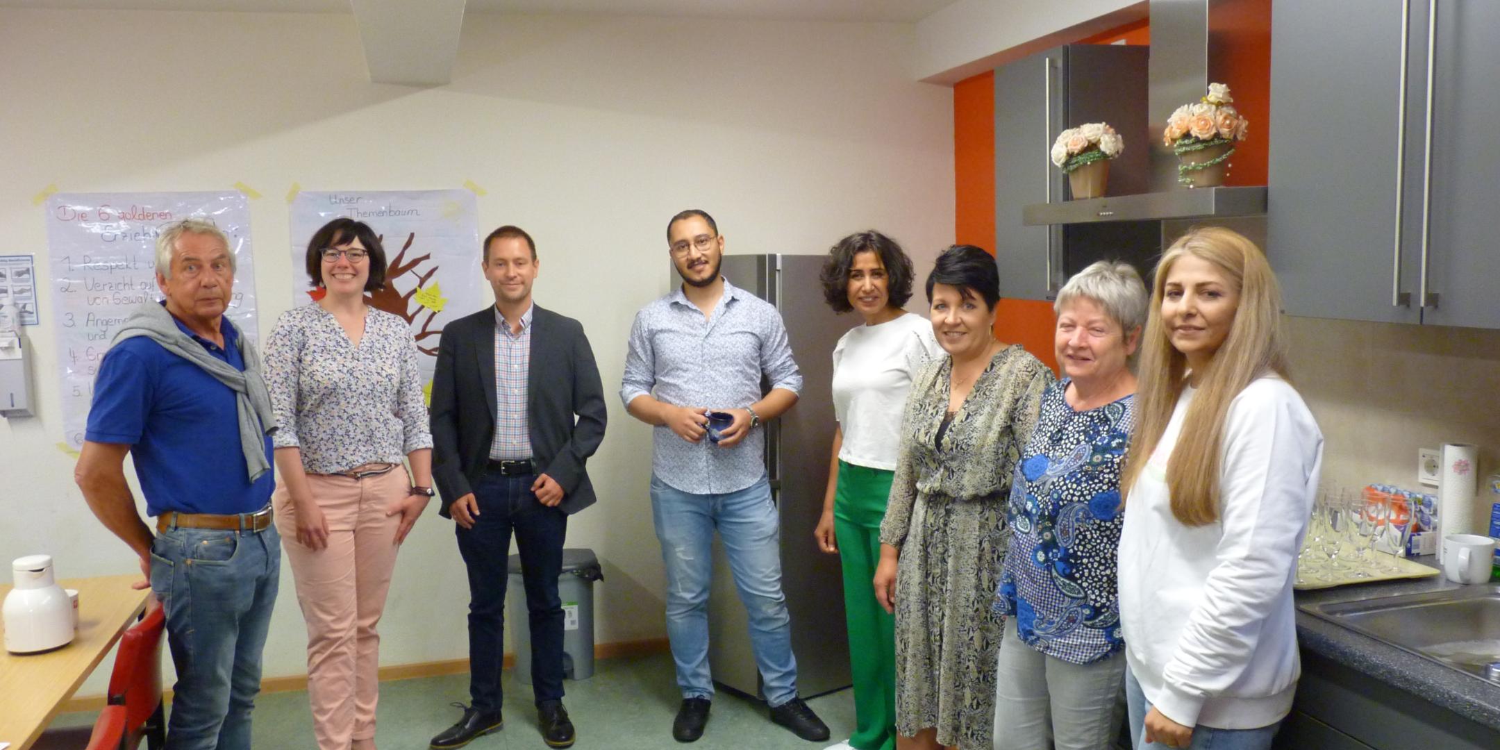 Gerd Kockler (Lotse), Sarah Engels (Leitungsteam Pastoraler Raum), Andreas Neumüller (stv Leiter Soziale Dienste der Caritas), Zaher Abdullah (Sprachmittler), Rachida Mathieu (Integrationsbeauftragte der Stadt Völklingen), Steffi Dincher-Puhl (Teamleiterin Caritas Beratungszentrum Völklingen), Dorothee Schmitt (Lotsin), Jihan Bakir (Sprachmittlerin) (von links.) Foto: Oliver Hilt