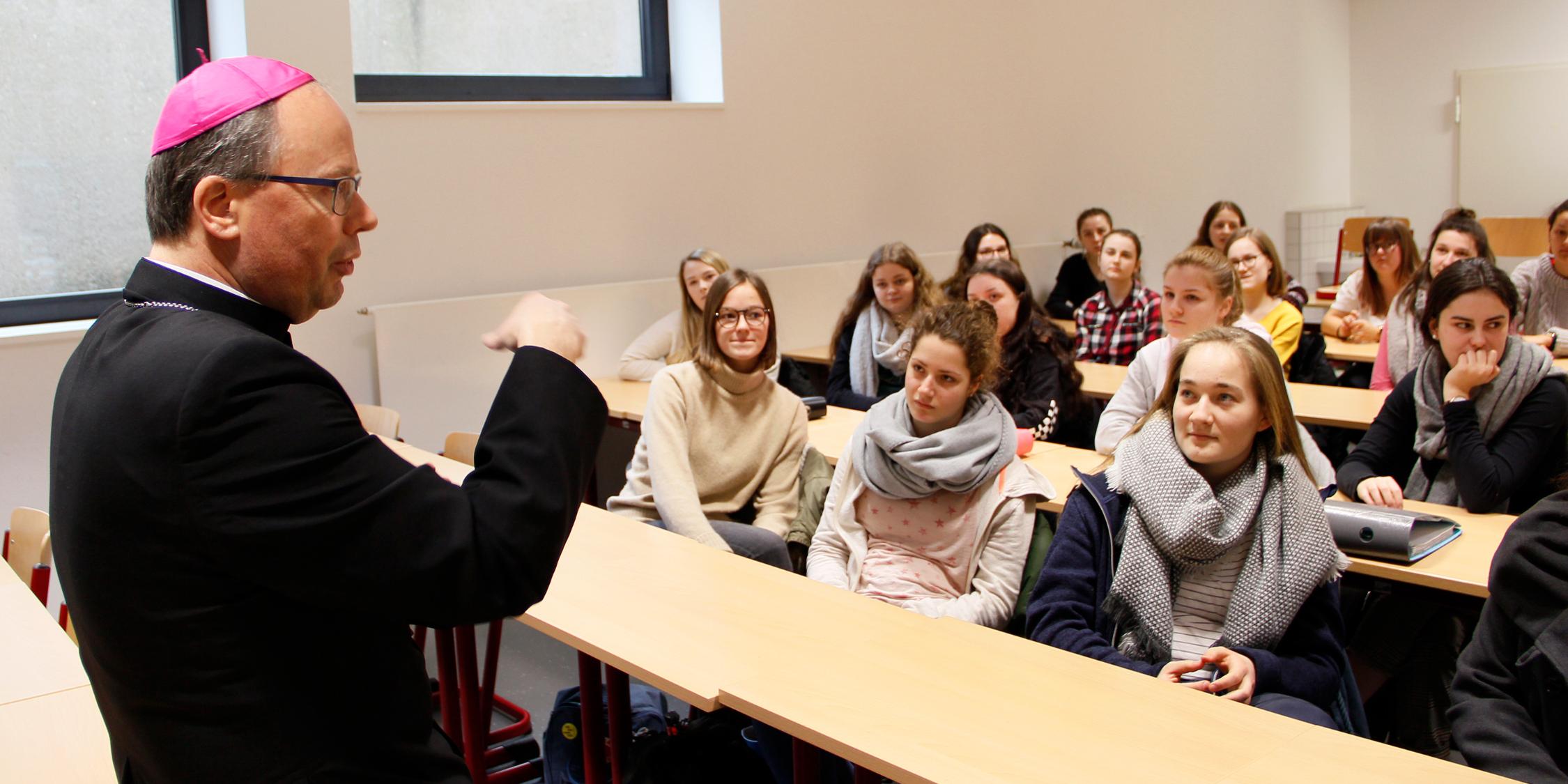 Bischof Ackermann vor der Klasse
