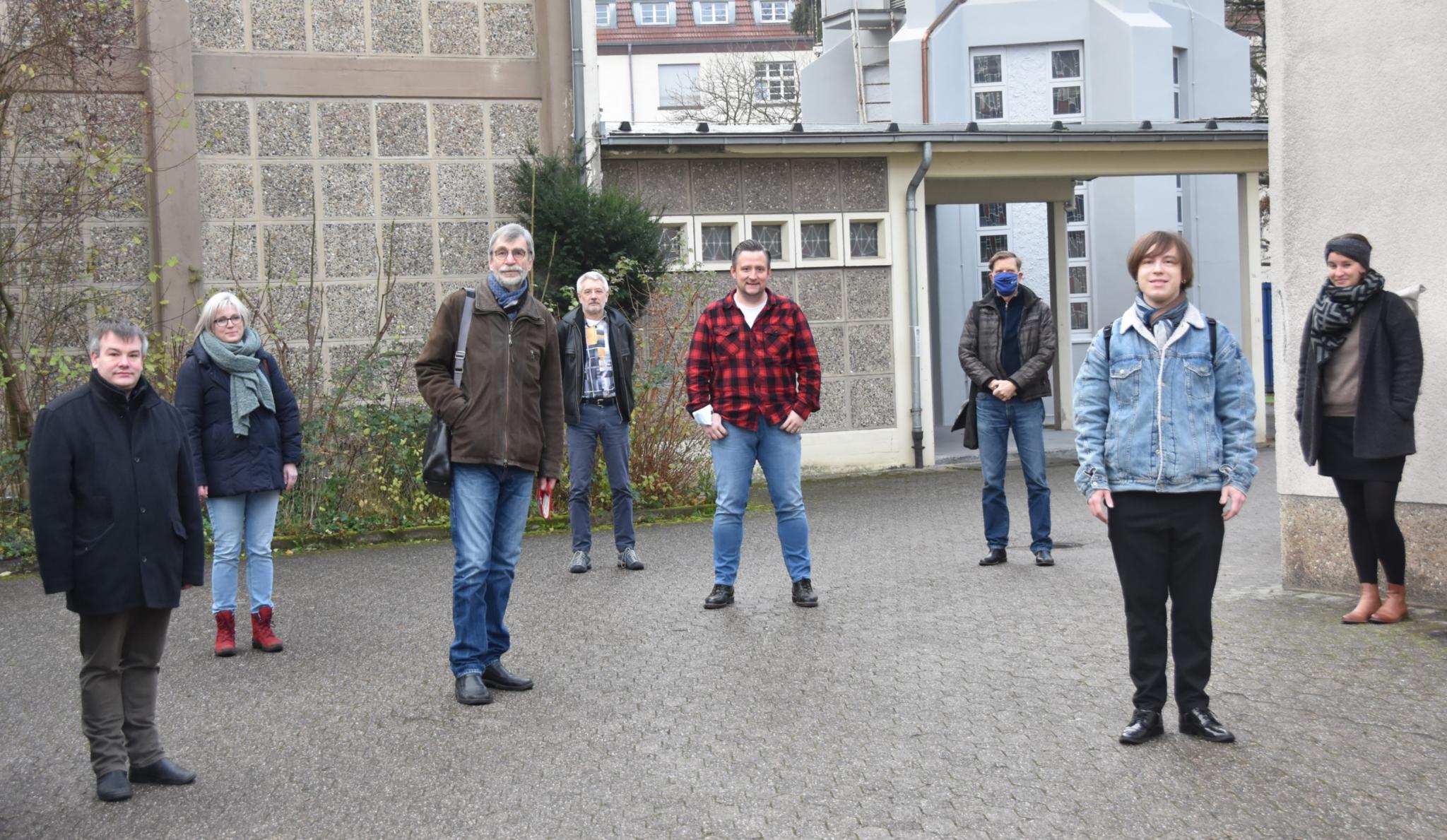 Sie gestalten die ökumenische Vesper an Silvester in der Jugendkirche eli.ja (vlnr): Pfarrer Christian Heinz, Pfarrerin Sigrun Welke-Holtmann, Wolfang Drießen, Jürgen Weiler (Regisseur), Pfarrer Dejan Vilov, Dion Mieske (Kameramann), Matthis Loew (Harfe, Gesang), Susanne Meyer (Vokalensemble SAarVOIR CHANTER).