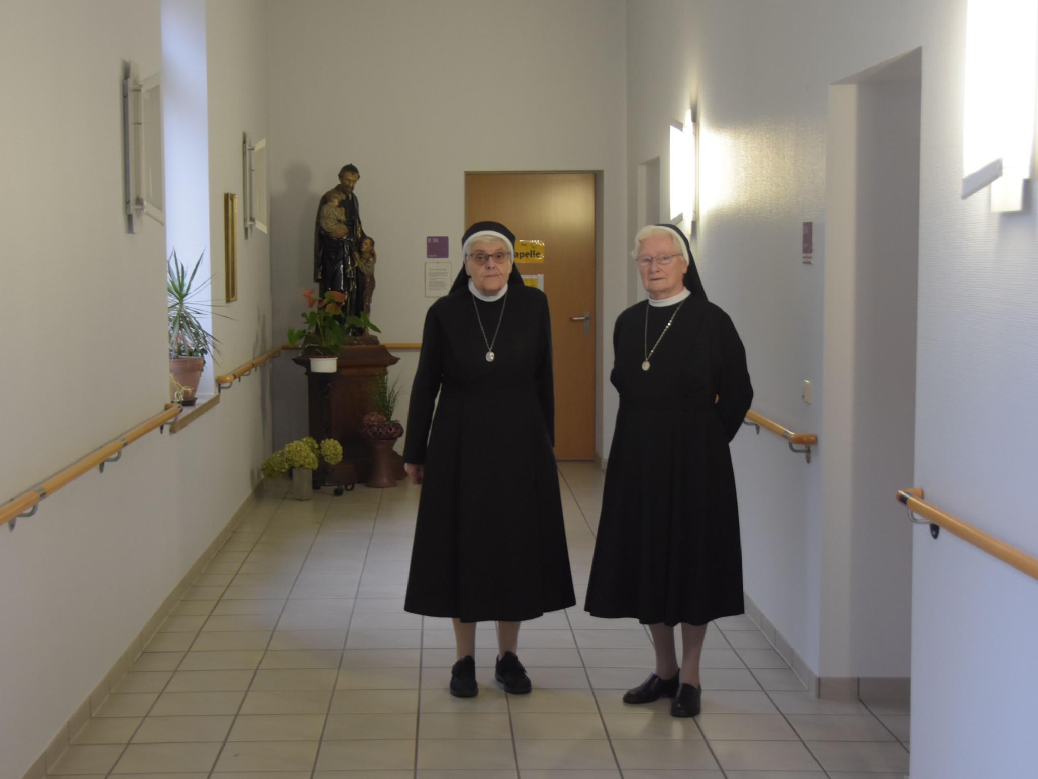 Schwester Claudia Meyer und Schwester Waltraud Schnitker vom Orden der Barmherzigen Schwestern des heiligen Karl Borromäus prägten das Innenleben des St. Nikolaus-Hospitals über Jahre. Foto: Ute Kirch/Bistum Trier