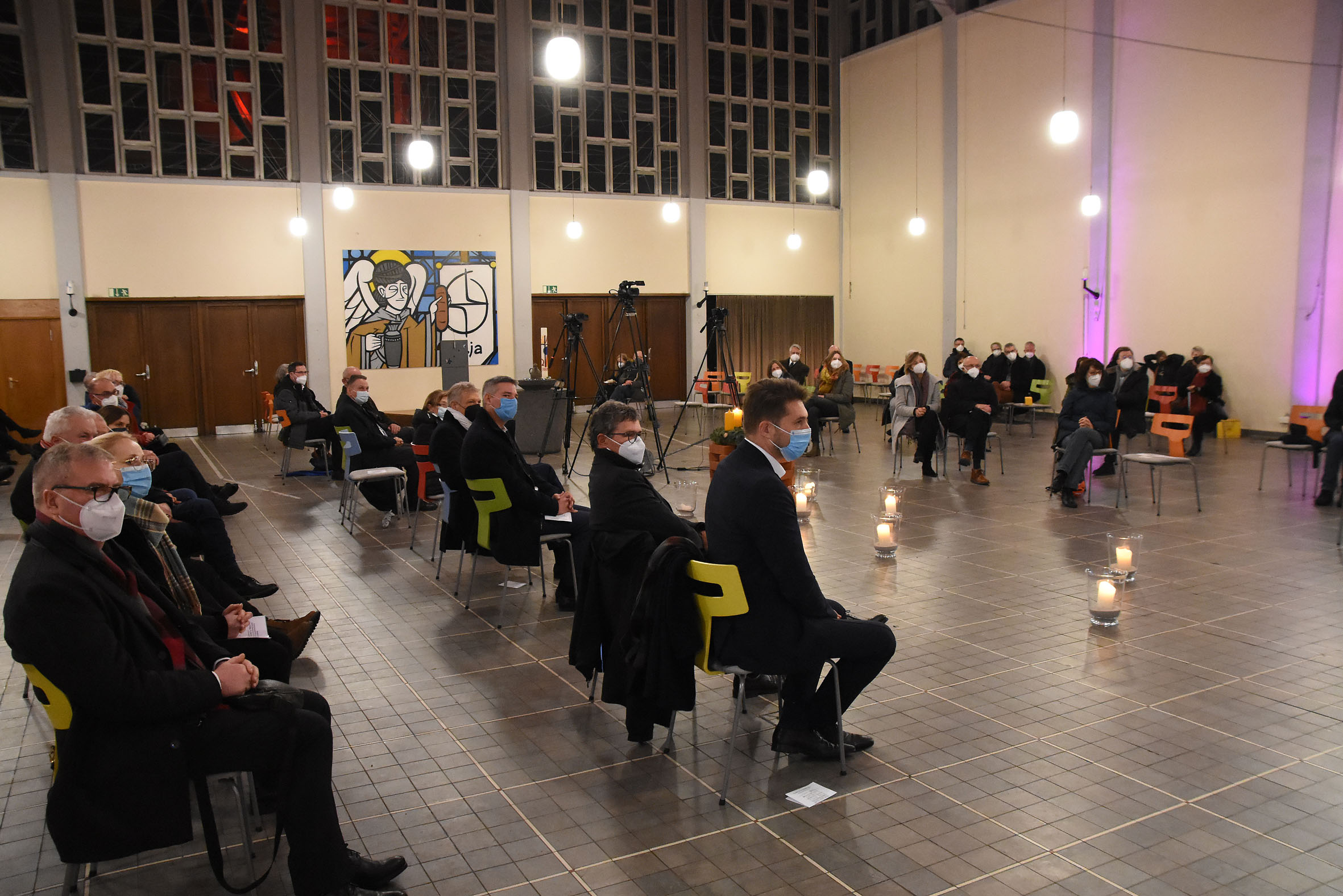 In der Kirche der Jugend eli.ja verabschiedeten am 10. Dezember Mitglieder aus den Gemeinden, kirchliche Mitarbeiterinnen und Mitarbeiter gemeinsam mit Begleiterinnen und Begleitern aus Politik und Gesellschaft das bisherige Dekanat Saarbrücken, seinen langjährigen Dechanten Benedikt Welter und dessen Team. Foto: hgs