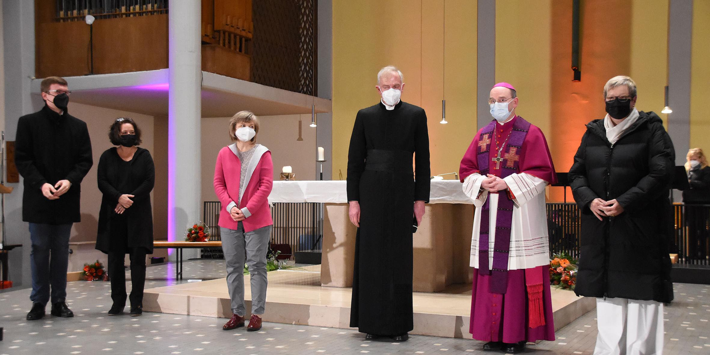 Sie wurden von Weihbischof Robert Brahm (zweiter von rechts) verabschiedet: Der Vorsitzende des Dekanatsrats Florian Gepp, Dekanatskantorin Katrin Saegner, Dekanatssekretärin Beatrix Engel, Dechant Benedikt Welter und Dekanatsreferentin Beate Barg (vlnr). Foto: hgs