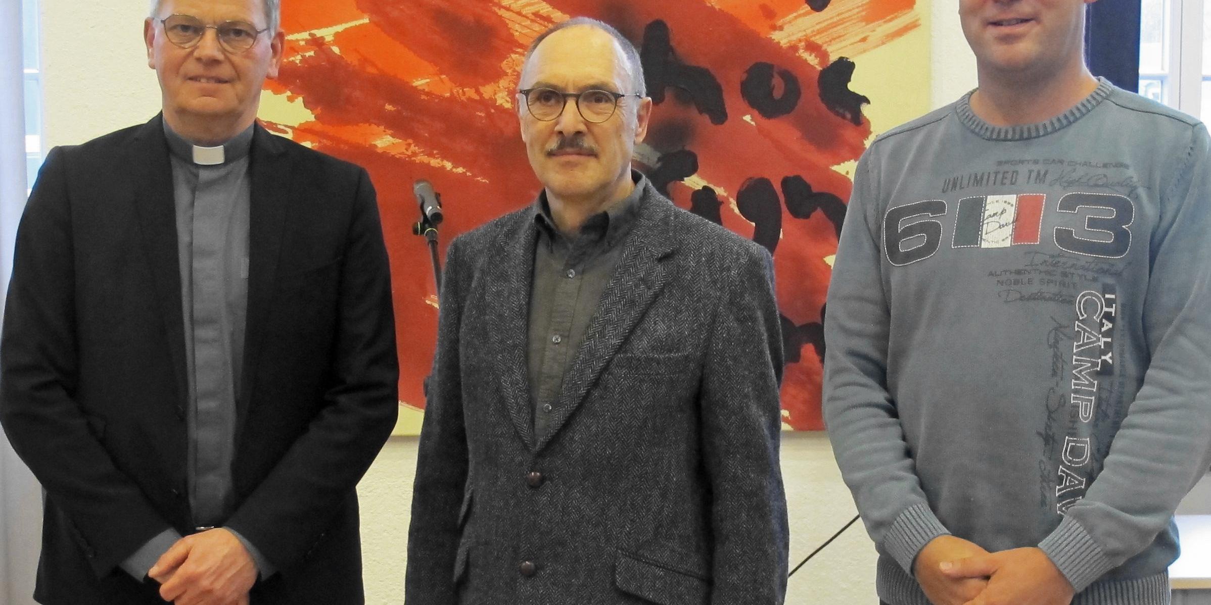 Generalvikar Dr. Ulrich Graf von Plettenberg dankt Peter Schuh und Johannes Kölling (v. links) für ihre Arbeit für den Wiederaufbau nach der Flutkatastrophe. Foto: Pressestelle / Schneider