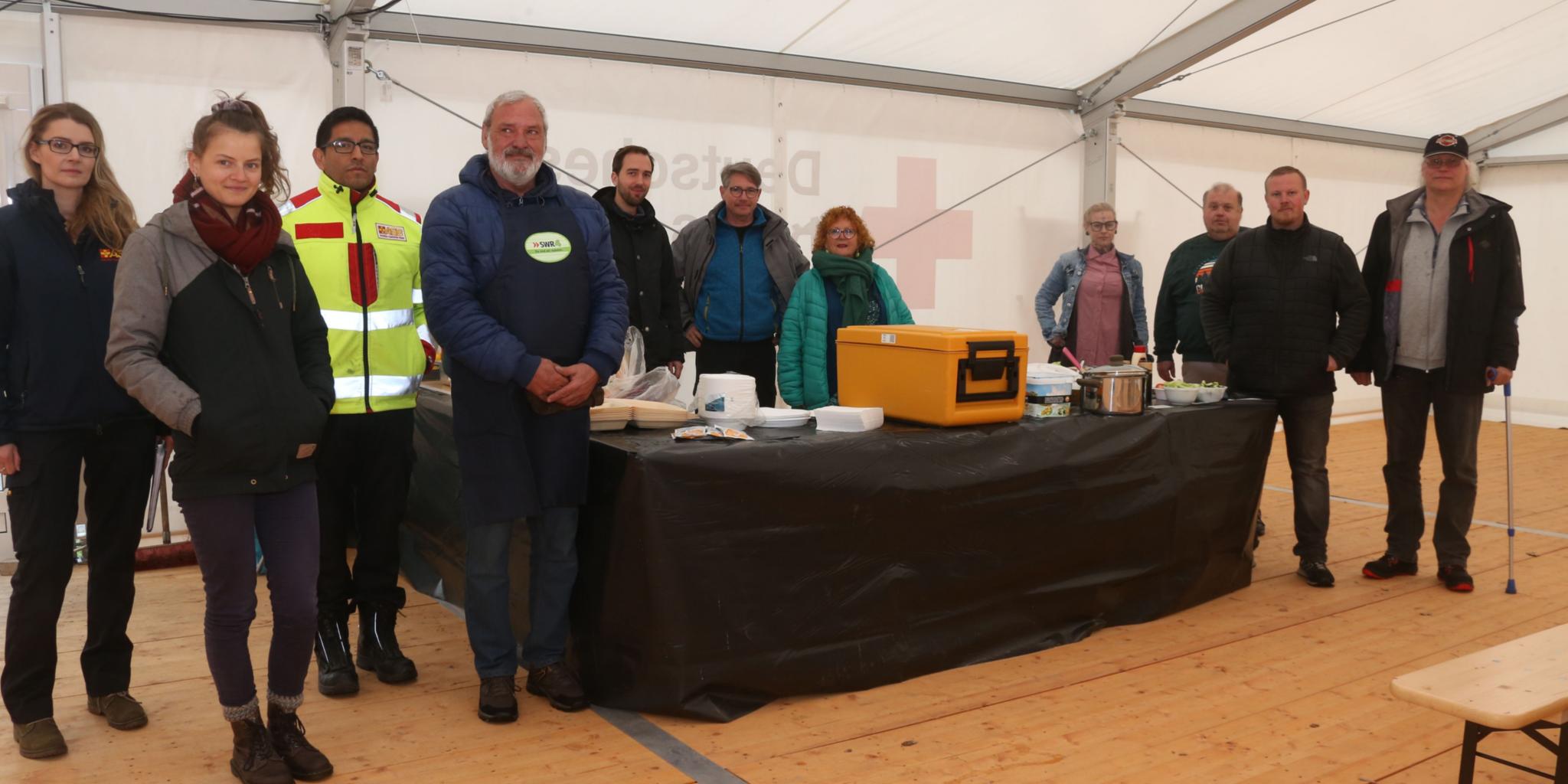 Matthias Baden, Pastoralreferent aus Bad Kreuznach (links; schwarze Jacke), James Clifton Stones, von I-Motion (Mitte; graue Jacke) und Mechthild Peters, Seelsorgerin im Mayener Krankenhaus (rechts; blaue Jacke), nahmen von den Bewohnern Abschied. Mit auf dem Foto sind Mitarbeiterinnen und Mitarbeiter des ASB. Foto: Elvira Bell