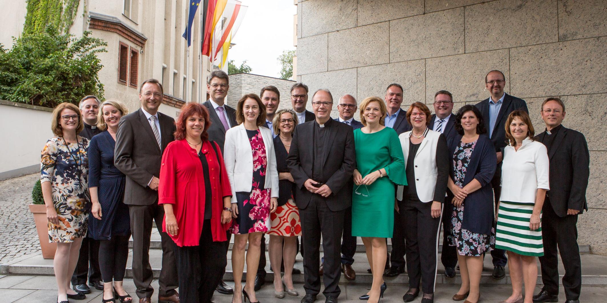 (v.r.n.l.) erste Reihe: Prälat Dr. Karl Jüsten, Mechthild Heil, Carina Konrad, Antje Lezius, Julia Klöckner, Bischof Dr. Stephan Ackermann, Ursula Groden-Kranich, Dr. Katharina Barley, Katrin Werner, Josef Oster, Katharina Jestaedt, Bischofskaplan Weber, Simone Thiel; zweite Reihe: Thomas Lutze, Markus Uhl, Andreas Steier, Peter Bleser, Dr. Hans-Günther Ullrich, Markus Tressel, Patrick Schnieder (Foto: Bistum Trier/W. Wetzler)