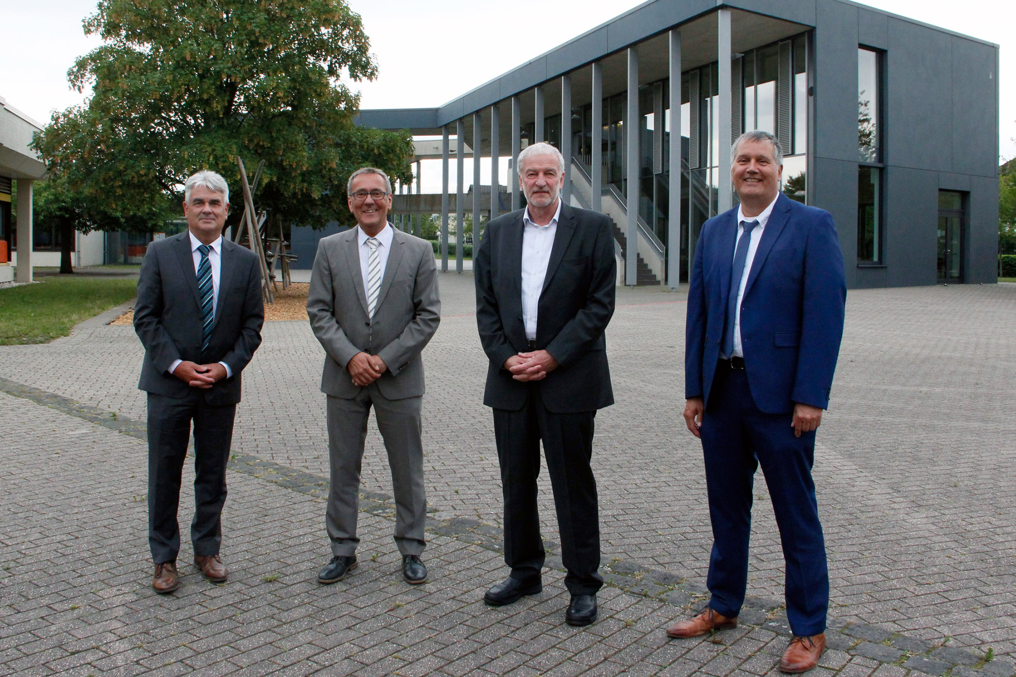 vlnr.: Albrecht Adam (Leiter Abteilung Schule und Hochschule), Robert Glaser (ehem. Schulleiter RealschulePlus), Werner Wallenfang (ehem. Gesamtschulleiter), Dirk Johann (Leiter Arbeitsbereich Kirchliche Schulen)