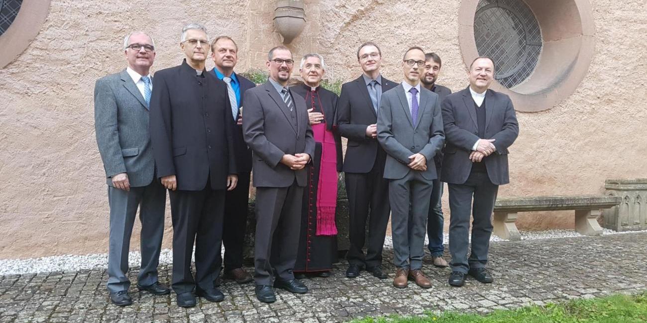 Die Beauftragungs- und Admissio-Kandidaten zusammen mit Weihbischof Gebert, Ausbildungsleiter Schneck, Regens Becker und Spiritual Pfarrer Spelz. (Foto: privat)