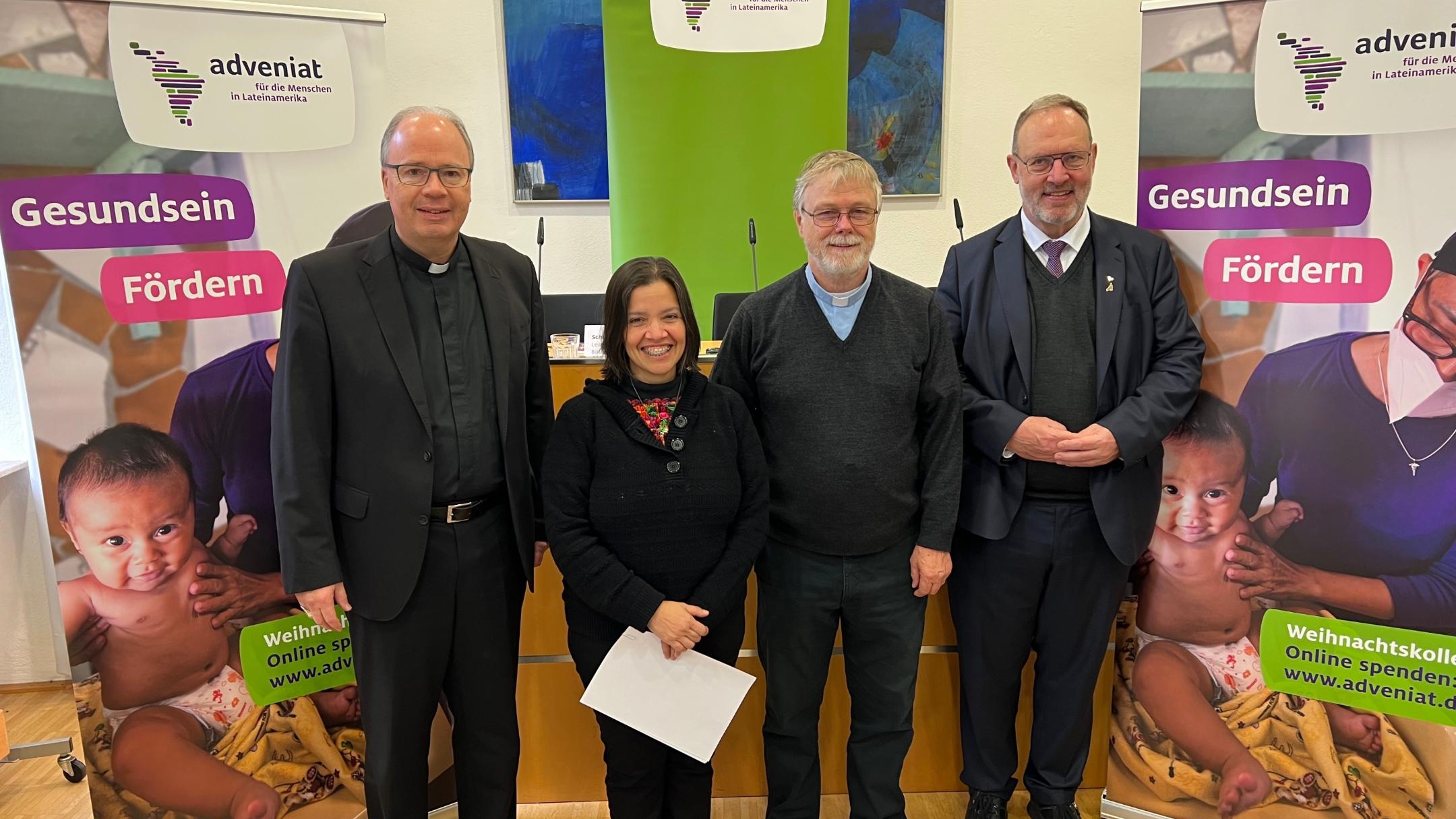 Der Trierer Bischof Dr. Stephan Ackermann, die Adveniat-Partner Schwester Geanni Ramos aus Guatemala und Bischof Eugenio Coter aus Bolivien sowie der Adveniat-Hauptgeschäftsführer Pater Martin Maier (von links) haben die Eröffnung der bundesweiten Weihnachtsaktion der katholischen Kirche zum 1. Advent im Bistum Trier auf einer Pressekonferenz vorgestellt. Foto: Adveniat/Helmut Thewalt