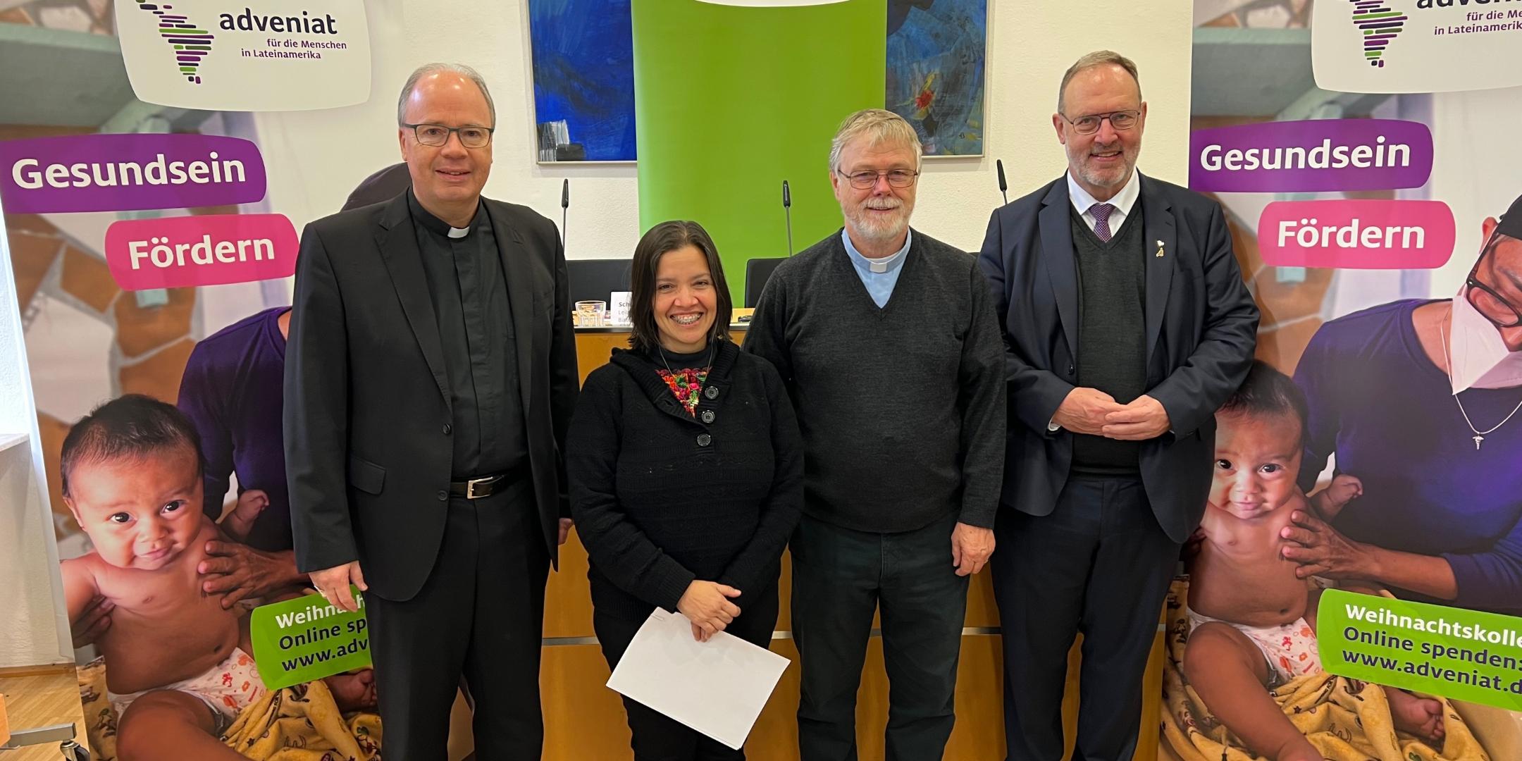 Der Trierer Bischof Dr. Stephan Ackermann, die Adveniat-Partner Schwester Geanni Ramos aus Guatemala und Bischof Eugenio Coter aus Bolivien sowie der Adveniat-Hauptgeschäftsführer Pater Martin Maier (von links) haben die Eröffnung der bundesweiten Weihnachtsaktion der katholischen Kirche zum 1. Advent im Bistum Trier auf einer Pressekonferenz vorgestellt. Foto: Adveniat/Helmut Thewalt
