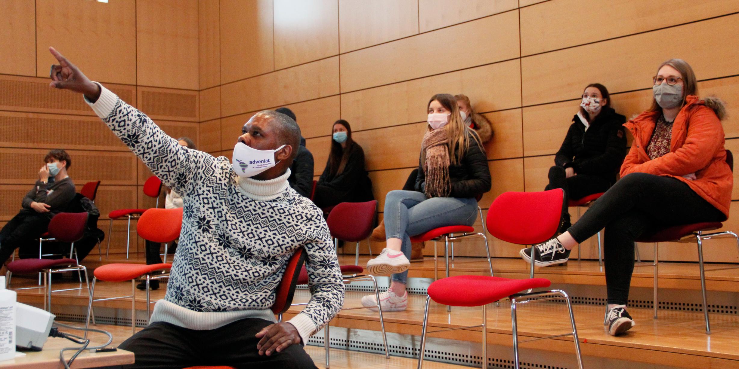 Adveniat-Gast Padre Luis Carlos spricht mit den Schülern der St. Helena-Schule über sein Engagement. (Foto: S. Bastreri/Bistum Trier)