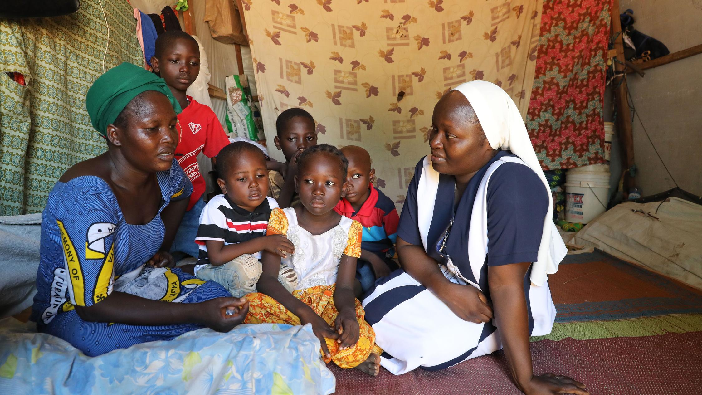 Ordensfrau Maria Vitalis Timtere (rechts) hilft vor Ort. (Foto: missio)