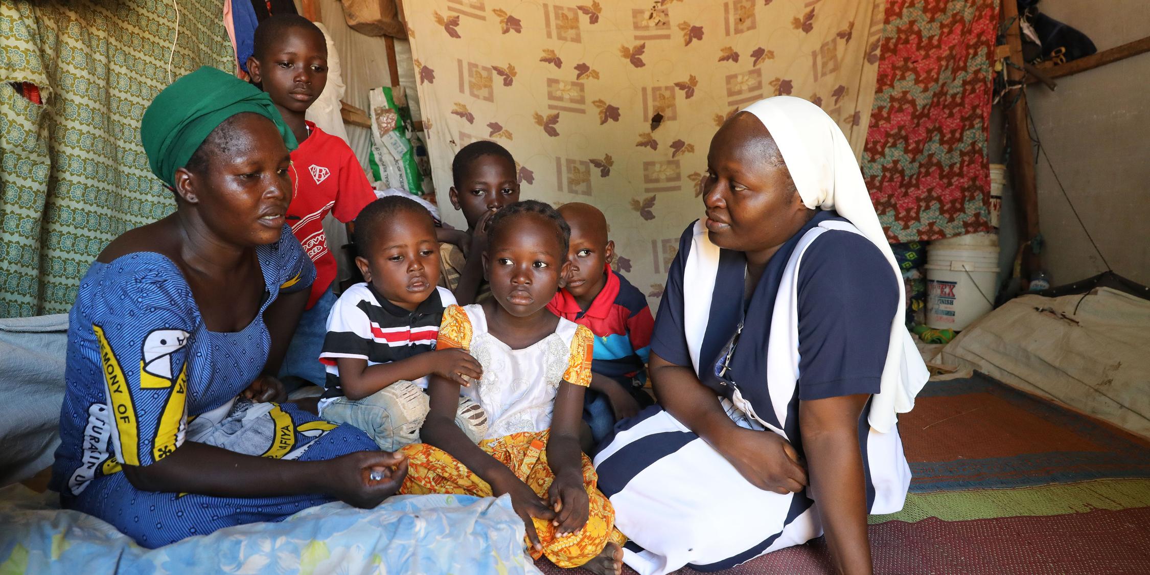Ordensfrau Maria Vitalis Timtere (rechts) hilft vor Ort. (Foto: missio)