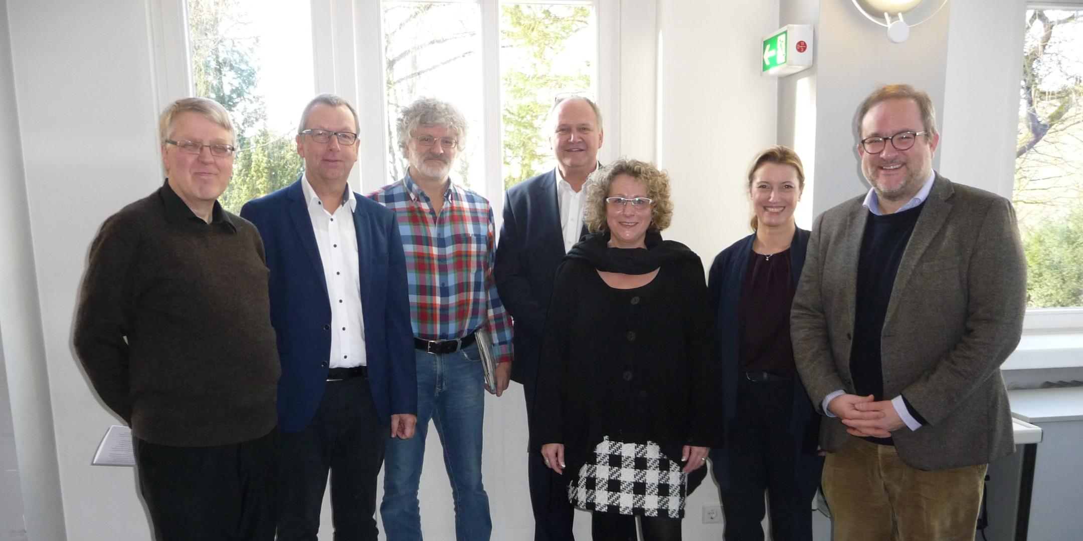 Gruppenfoto: Prof. Dr. Paul Rheinbay SAC, Prof. Dr. Frank Weidner, Uli Schmidt, Joachim Speicher, Martina Beyrowski-Krause, Moderatorin Sandra Postel und Rektor Prof. Dr. Dr. Holger Zaborowski (v. links).