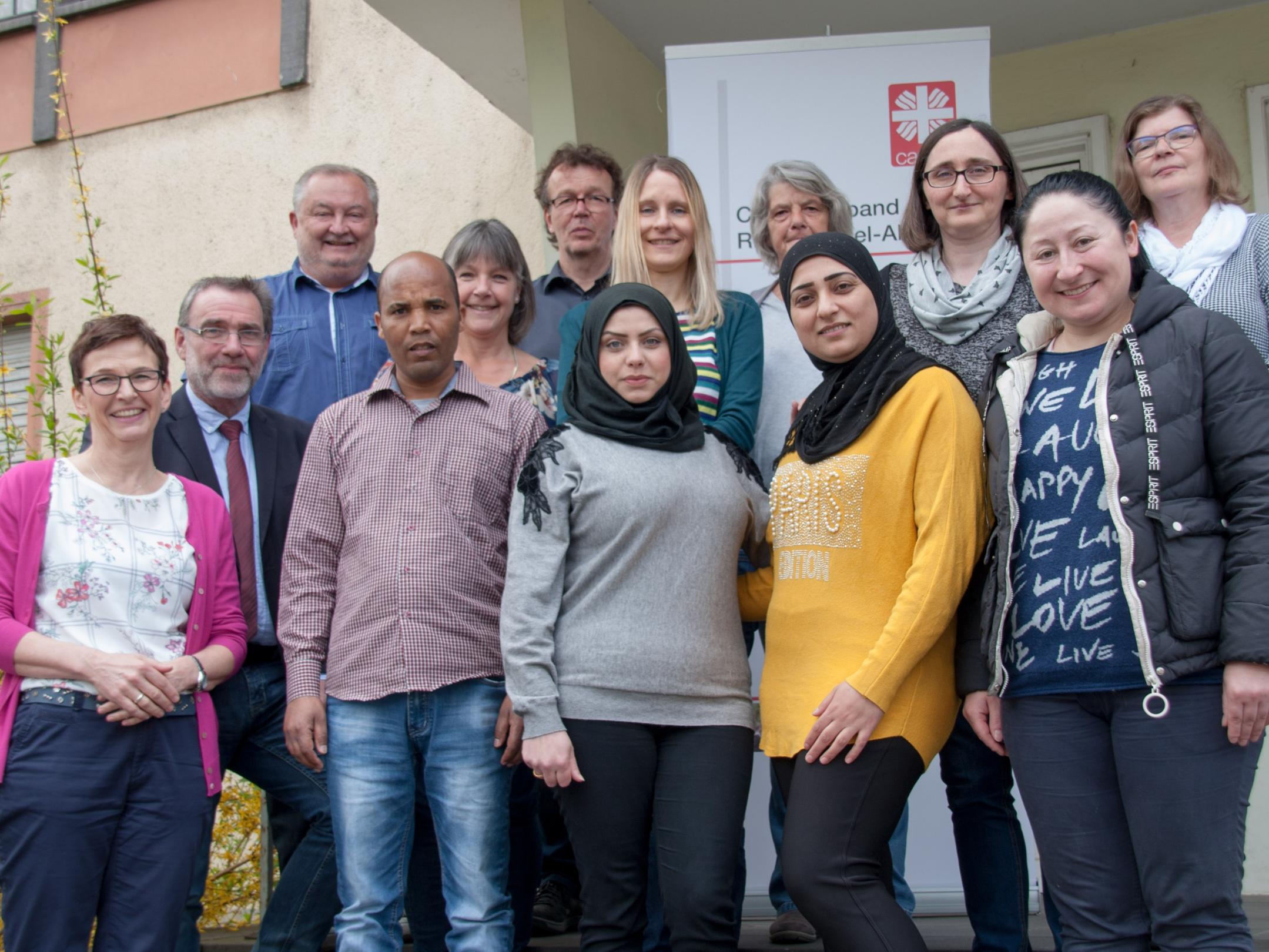 Andrea Steyven (links), Geschäftsführerin der „Aktion Arbeit“ übergibt dem Caritasverband Rhein-Mosel-Ahr in Andernach eine Spende in Höhe von 8000 Euro. Durch viele Kooperationspartner können Menschen hier ihren Hauptschulabschluss machen.