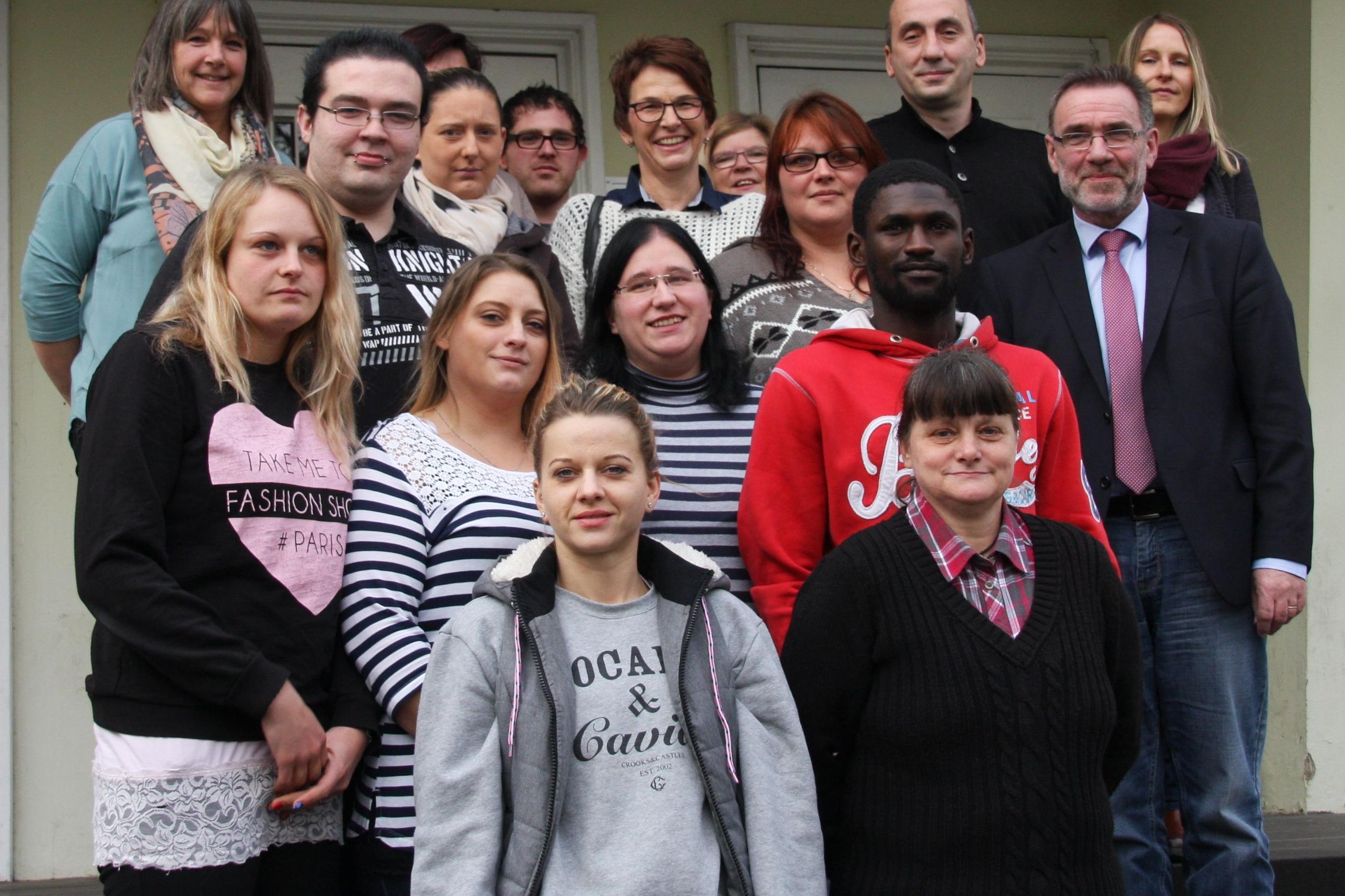 Die Verantwortlichen des Projekts 'Fit für die Pflege', Gabriele Meurer (li.), Andrea Steyven (Mitte), Werner Steffens (2.v.re.) trafen sich mit den Teilnehmerinnen und Teilnehmern der Maßnahme.