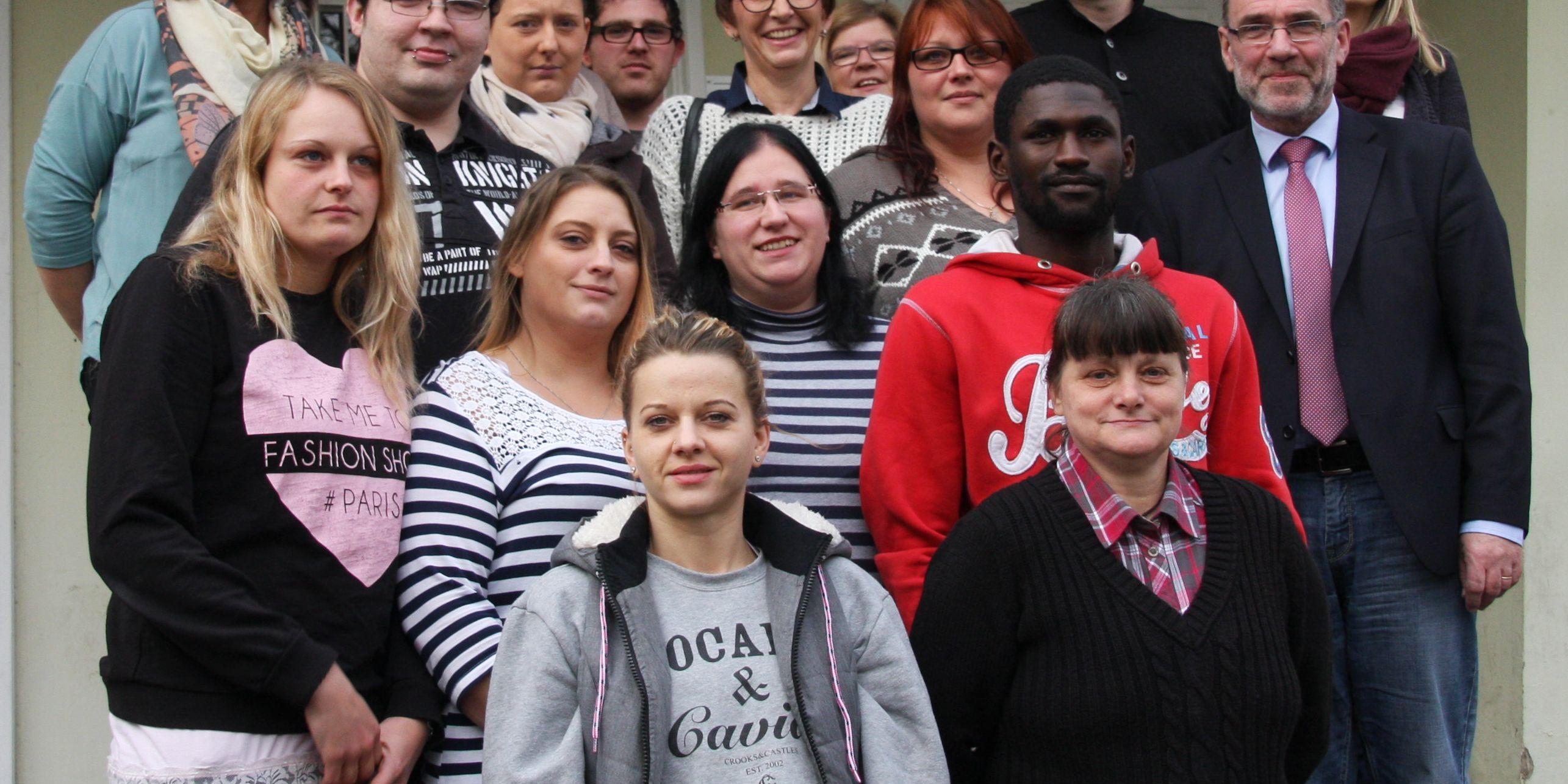 Die Verantwortlichen des Projekts 'Fit für die Pflege', Gabriele Meurer (li.), Andrea Steyven (Mitte), Werner Steffens (2.v.re.) trafen sich mit den Teilnehmerinnen und Teilnehmern der Maßnahme.