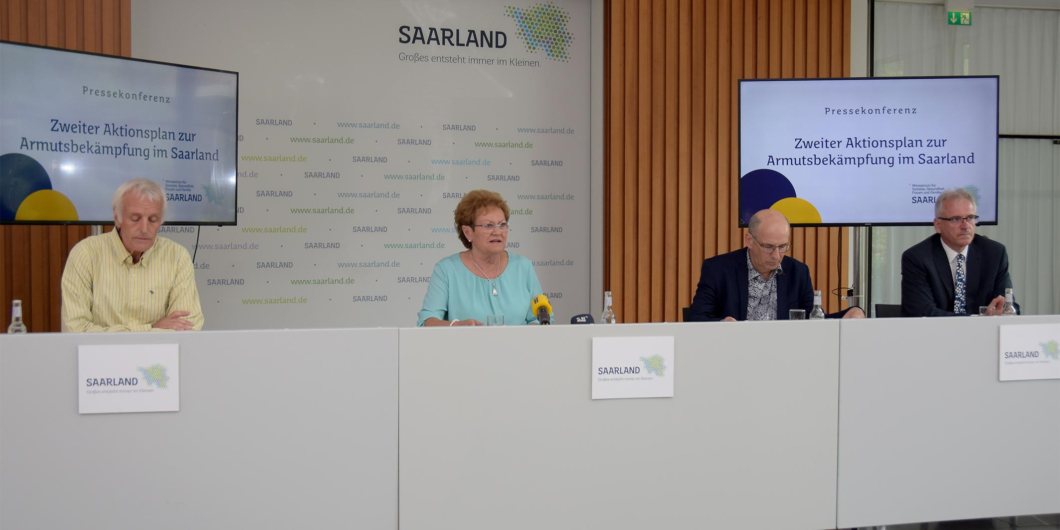 (v.l.) Wolfgang Edlinger, Vorsitzender der Saarländischen Armutskonferenz, Sozialministerin Monika Bachmann, Bernward Hellmanns, Vertreter der Wohlfahrtsverbände und Kirchenrat Frank-Matthias Hofmann als Vertreter der Kirchen bei der Pressekonferenz zur Veröffentlichung des zweiten Aktionsplans zur Armutsbekämpfung