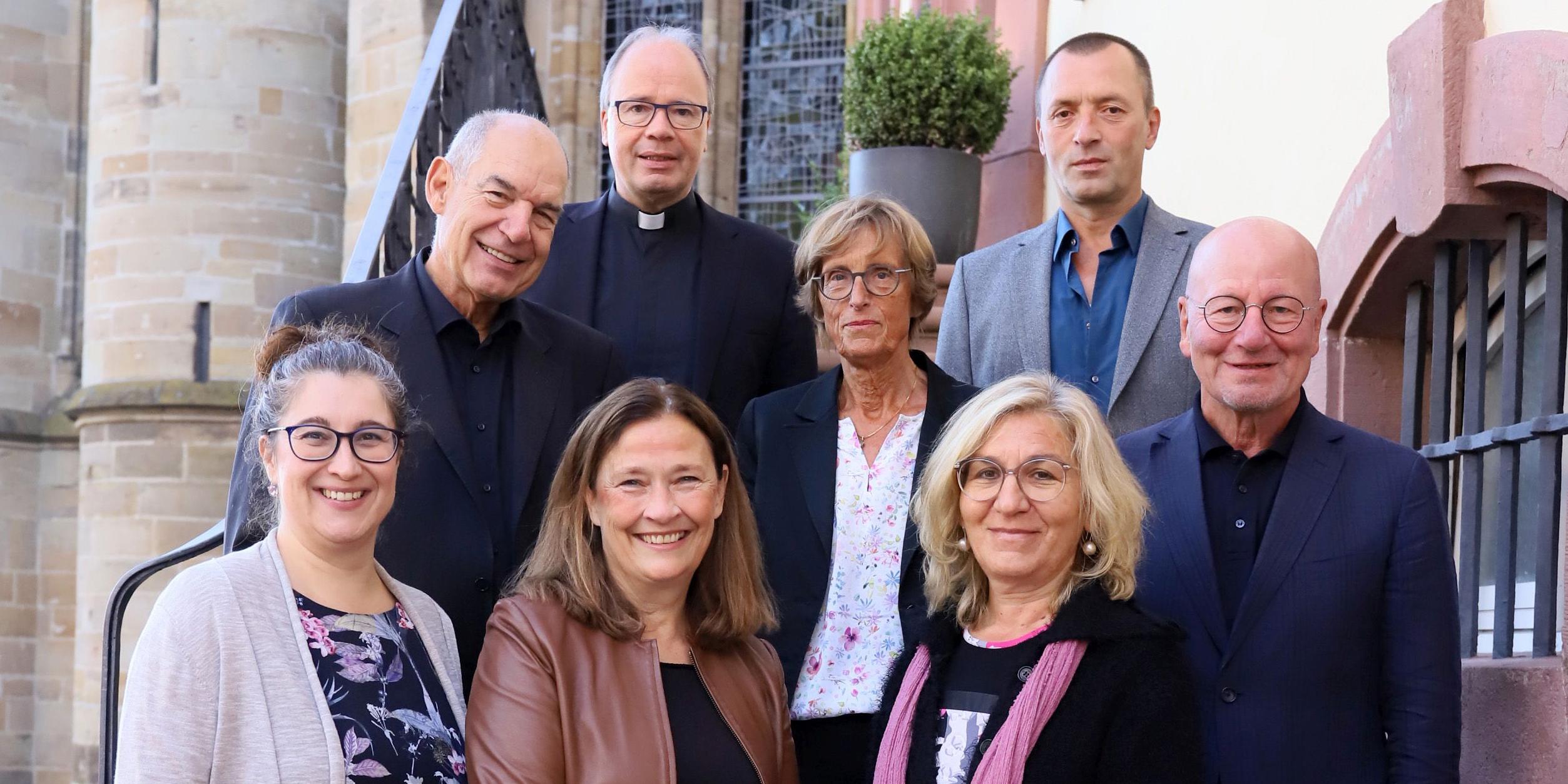 vordere Reihe vlnr. Judith Rupp, Dr. Bettina Janssen, Prof. Dr. Claudia Bundschuh, 2. Reihe vlnr. Dr. Helmut Peters, Dorothee Bohr, Lothar Schömann, 3. Reihe vlnr. Bischof Dr. Stephan Ackermann, Professor Dr. Jan Hofer