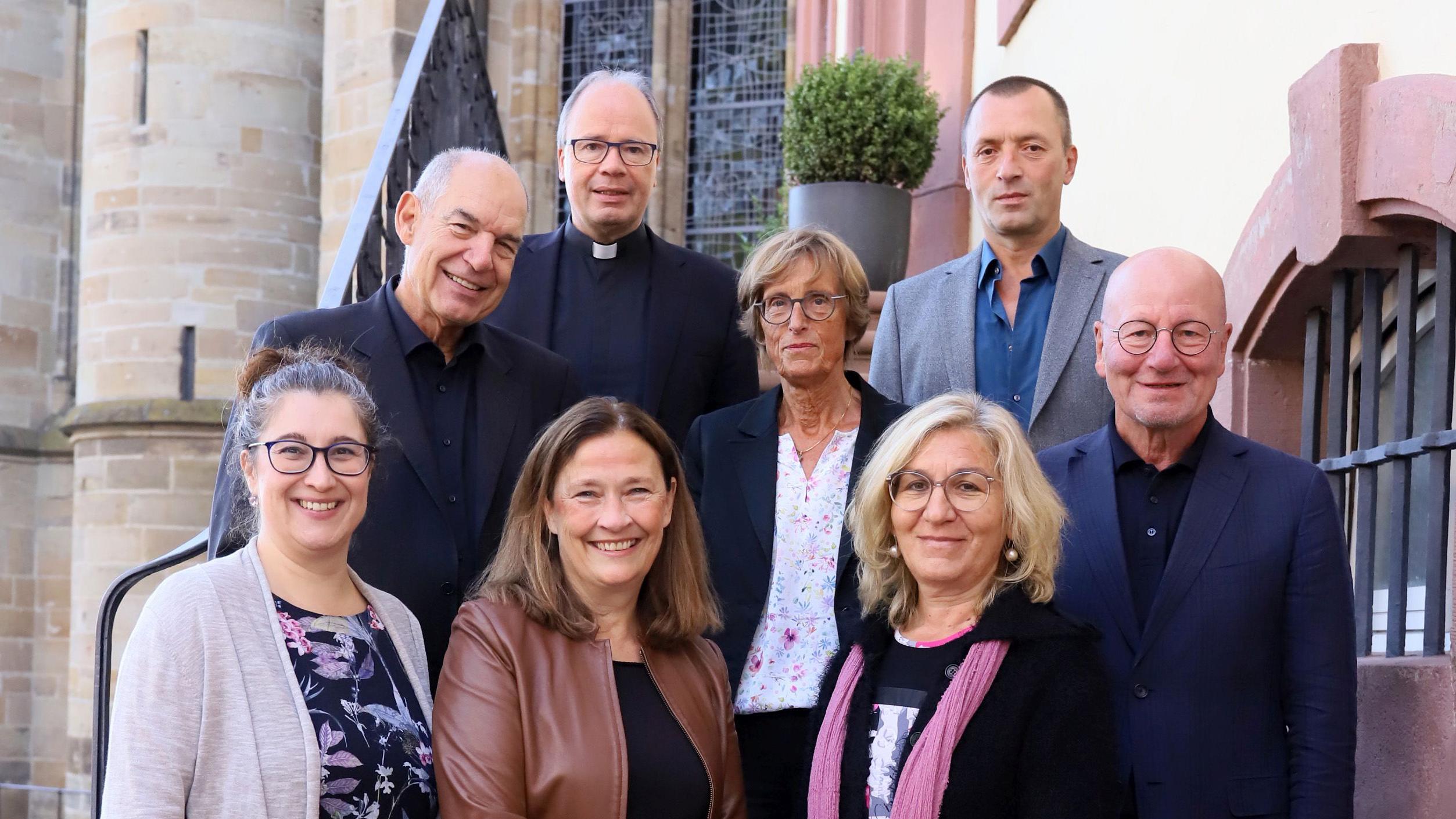 vordere Reihe vlnr. Judith Rupp, Dr. Bettina Janssen, Prof. Dr. Claudia Bundschuh, 2. Reihe vlnr. Dr. Helmut Peters, Dorothee Bohr, Lothar Schömann, 3. Reihe vlnr. Bischof Dr. Stephan Ackermann, Professor Dr. Jan Hofer