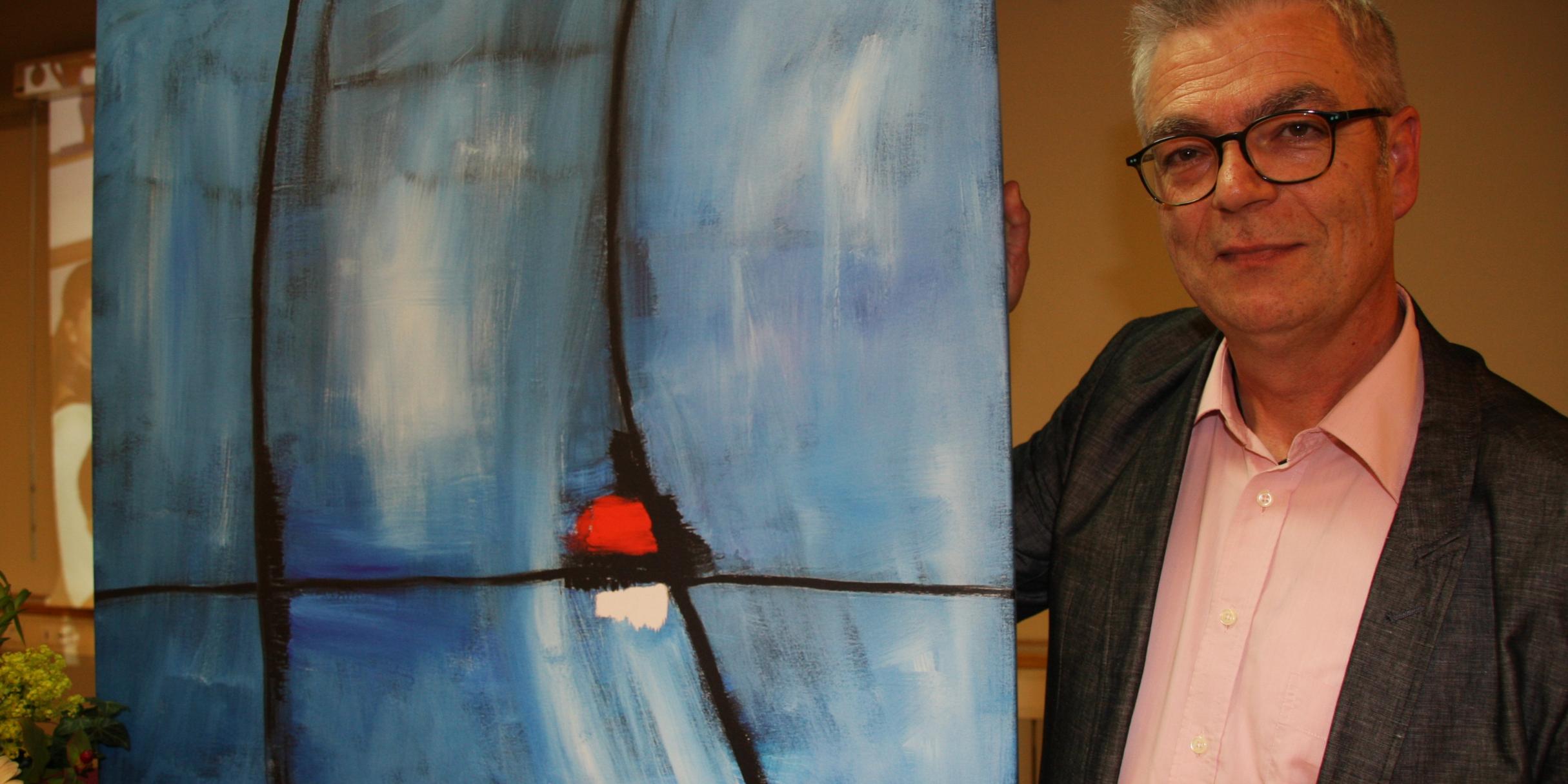 Andreas Bühler bekam zum Abschied ein Werk von Richard Baus mit dem Titel 'Treffpunkt'.