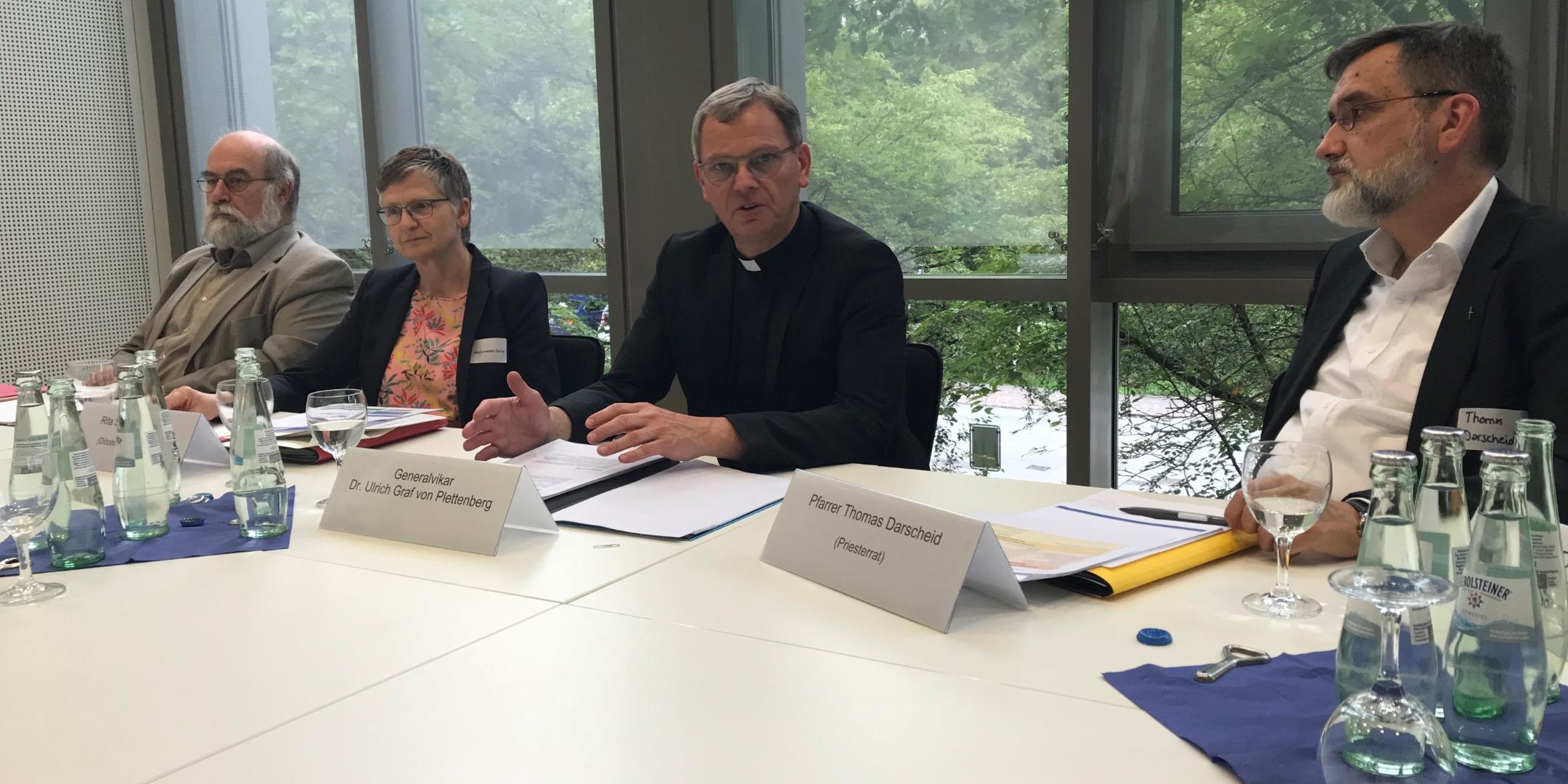 Manfred Thesing, Rita Schneider-Zuche, Generalvikar Ulrich von Plettenberg und Pfr. Thomas Darscheid (vlnr) nach dem Treffen der diözesanen Gremien