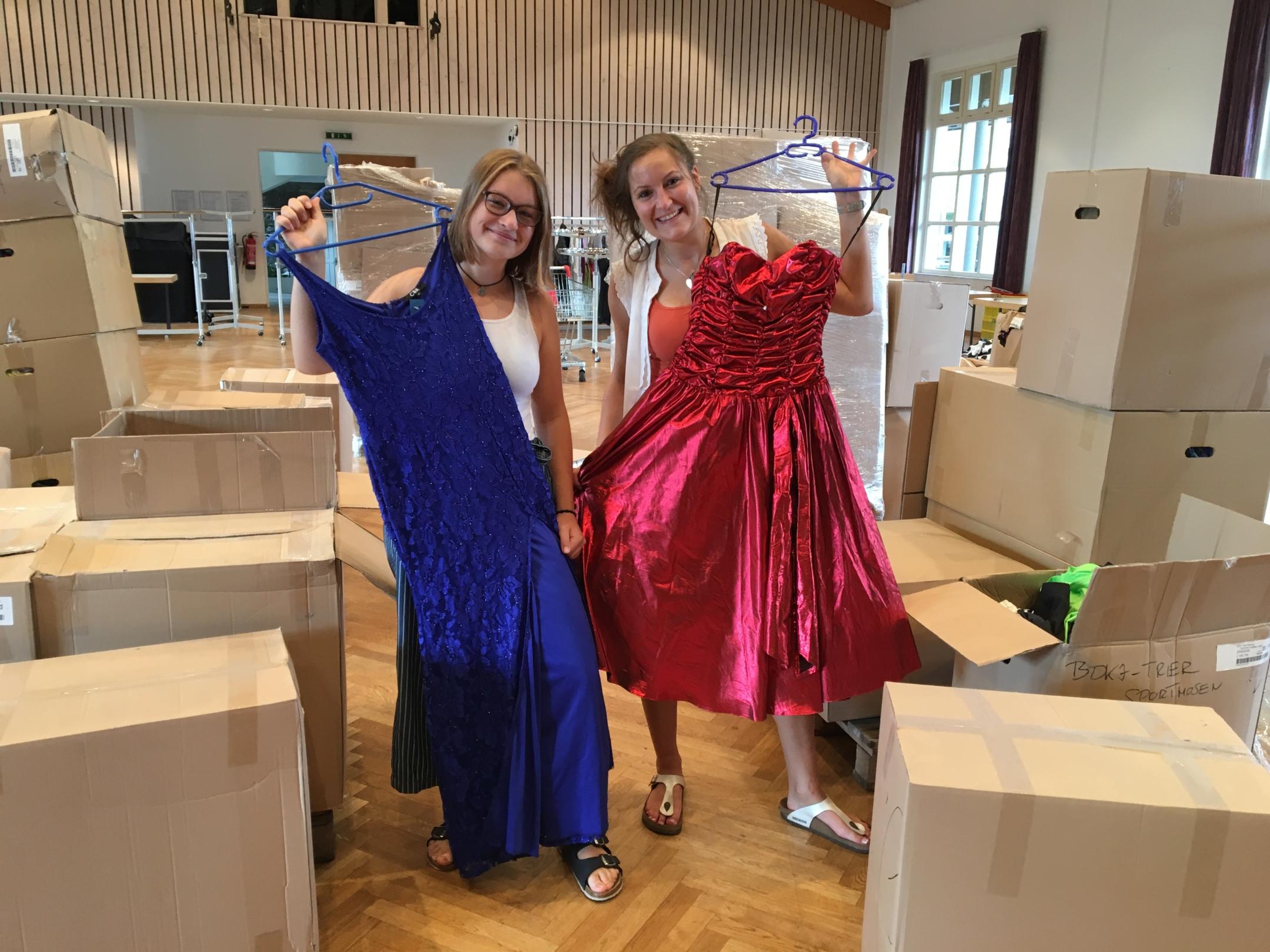 Ann-Kathrin (links) und Carolin haben schon ihre Favoriten beim Auspacken der Kisten entdeckt.