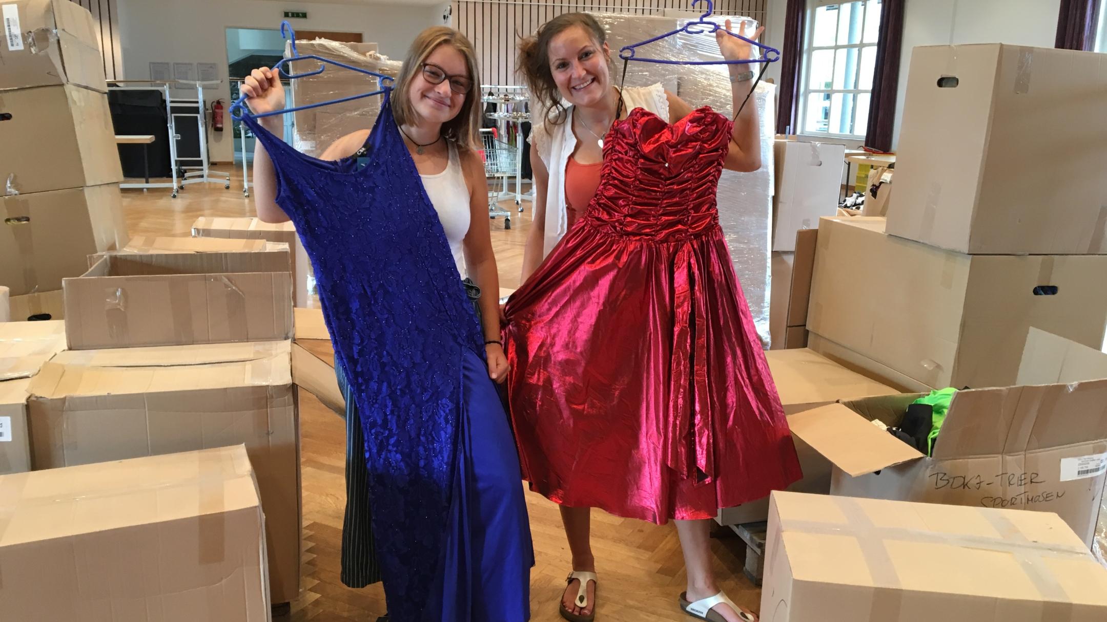 Ann-Kathrin (links) und Carolin haben schon ihre Favoriten beim Auspacken der Kisten entdeckt.