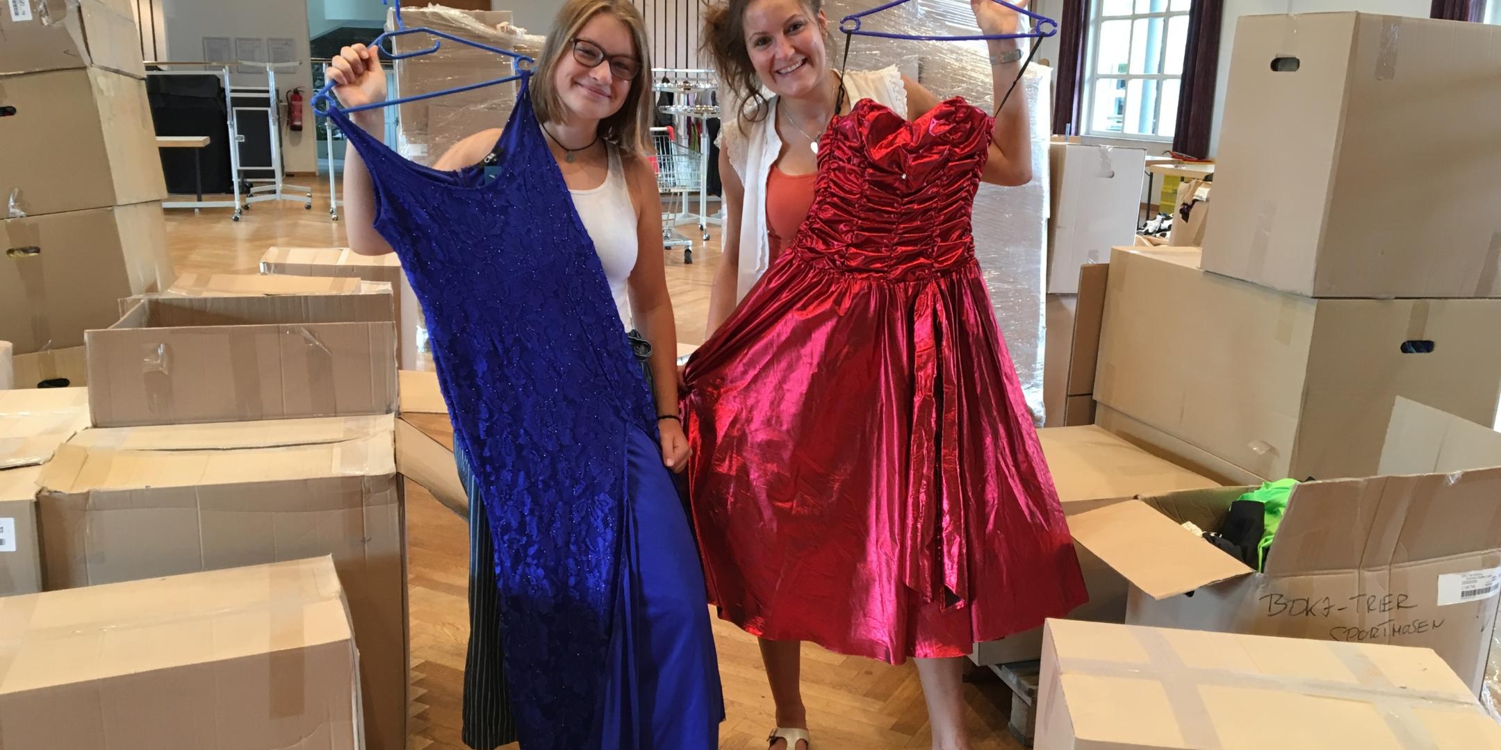Ann-Kathrin (links) und Carolin haben schon ihre Favoriten beim Auspacken der Kisten entdeckt.