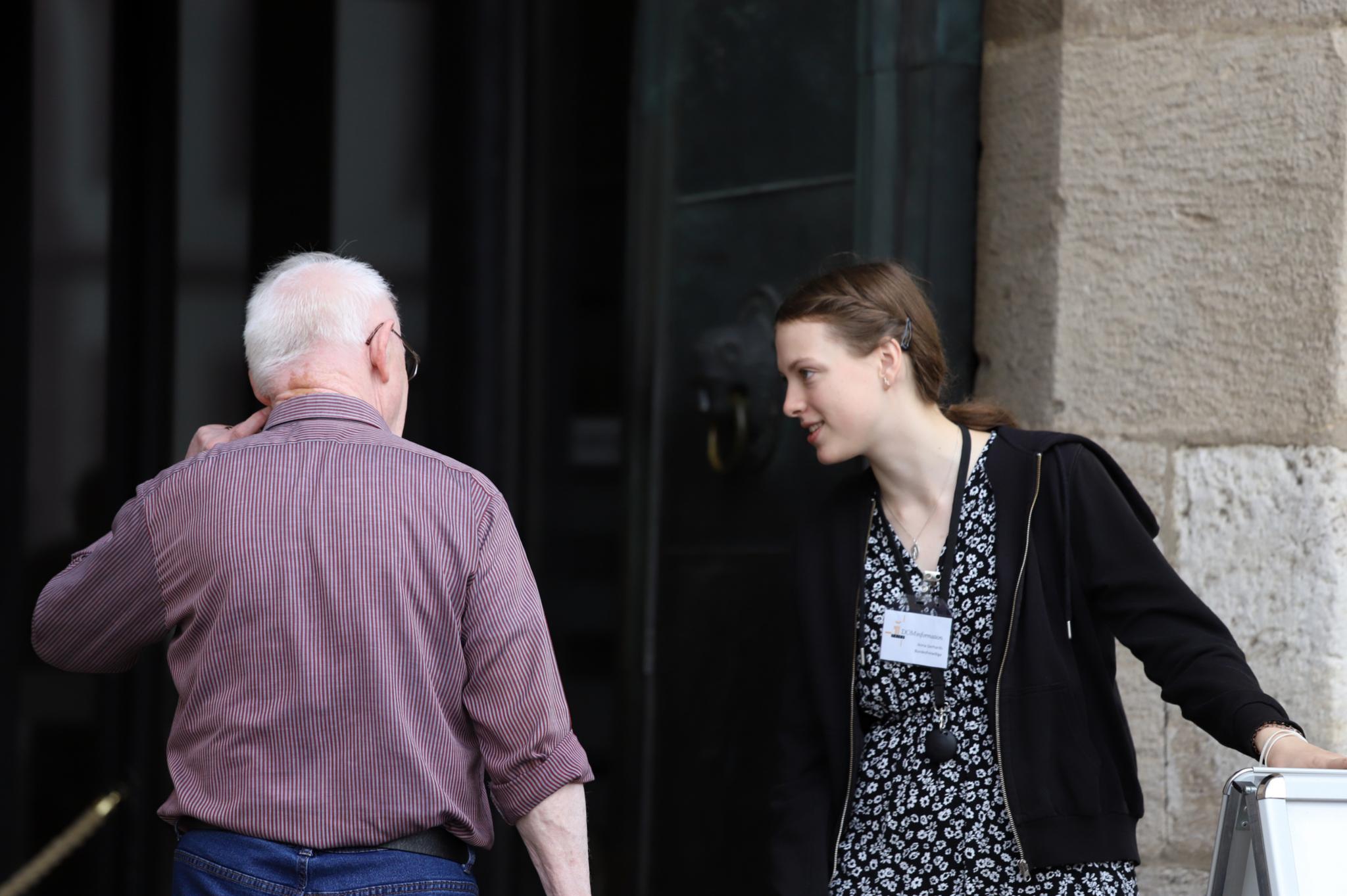 Anna Gerhards beim Empfangsdienst im Dom (Foto: Inge Hülpes/Bistum Trier)