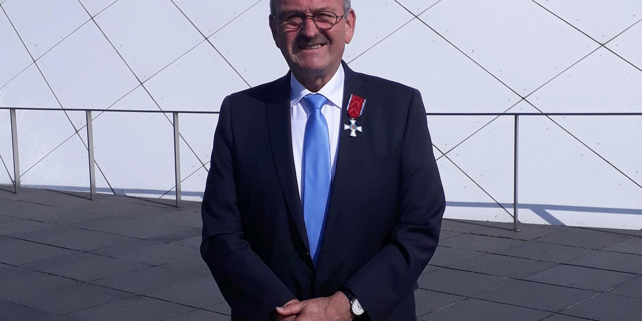 Anton Viktor Wyrobisch mit seiner Medaille vor der Philharmonie (Foto: Marc Jeck)