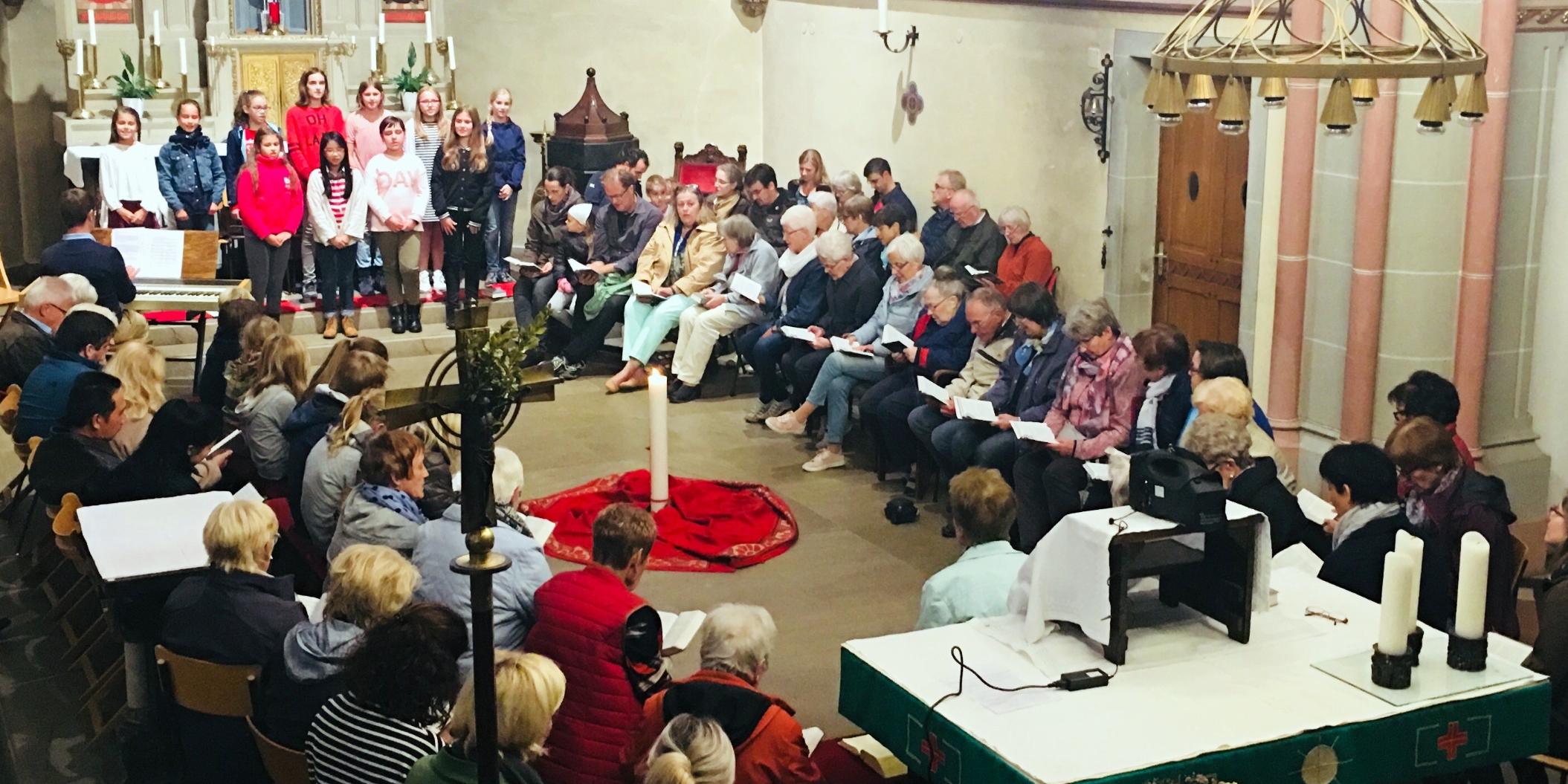 Bei den Andachten versammeln sich immer viele Menschen im Altarraum der Betzdorfer Pfarrkirche. Foto: privat