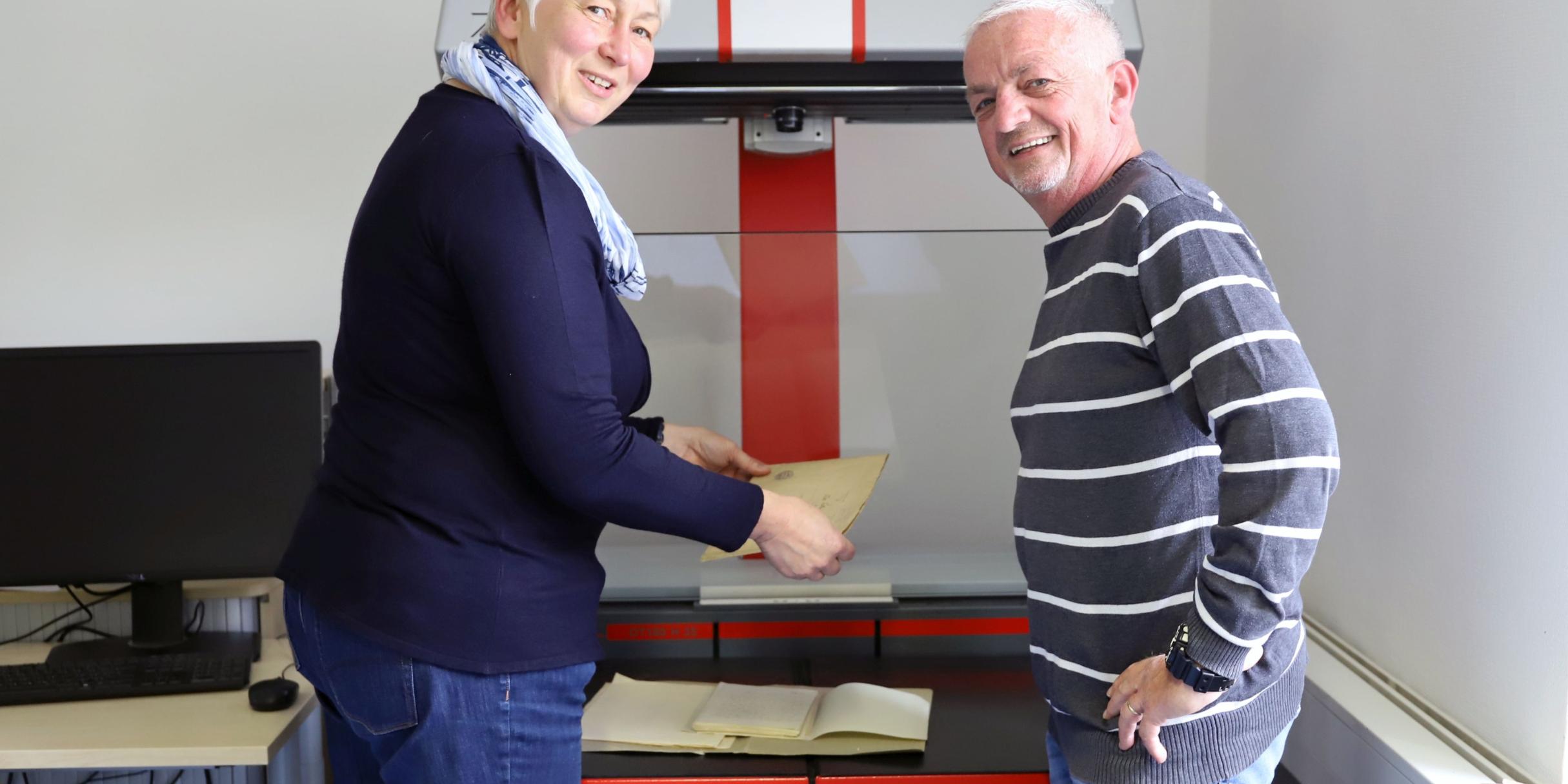 Dr. Monica Sinderhauf (Leiterin des Trierer Bistumsarchivs) und Michael Kasper (Magazin- und Depotverwalter) begutachten einzelne Schriftstücke aus dem Nachlass von Bischof Michael Felix Korum.