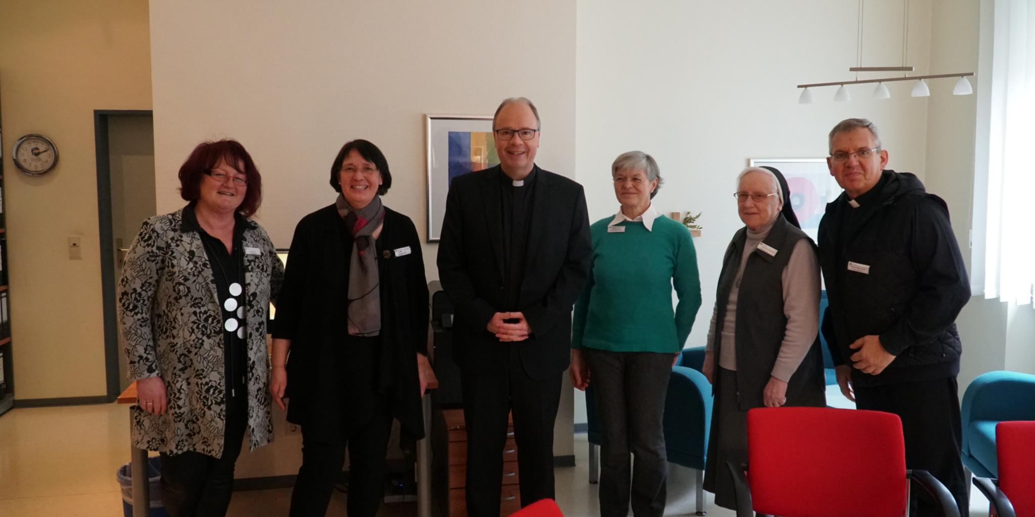 Bischof Ackermann mit Krankenhausoberin Elke Kirsch (li.) und dem Seelsorgeteam Anne Pütz, Luzia Schreiner, Schwester Edeltraud Placke und Pfarrer Peter Klauer (Foto: Klinikum Mutterhaus)
