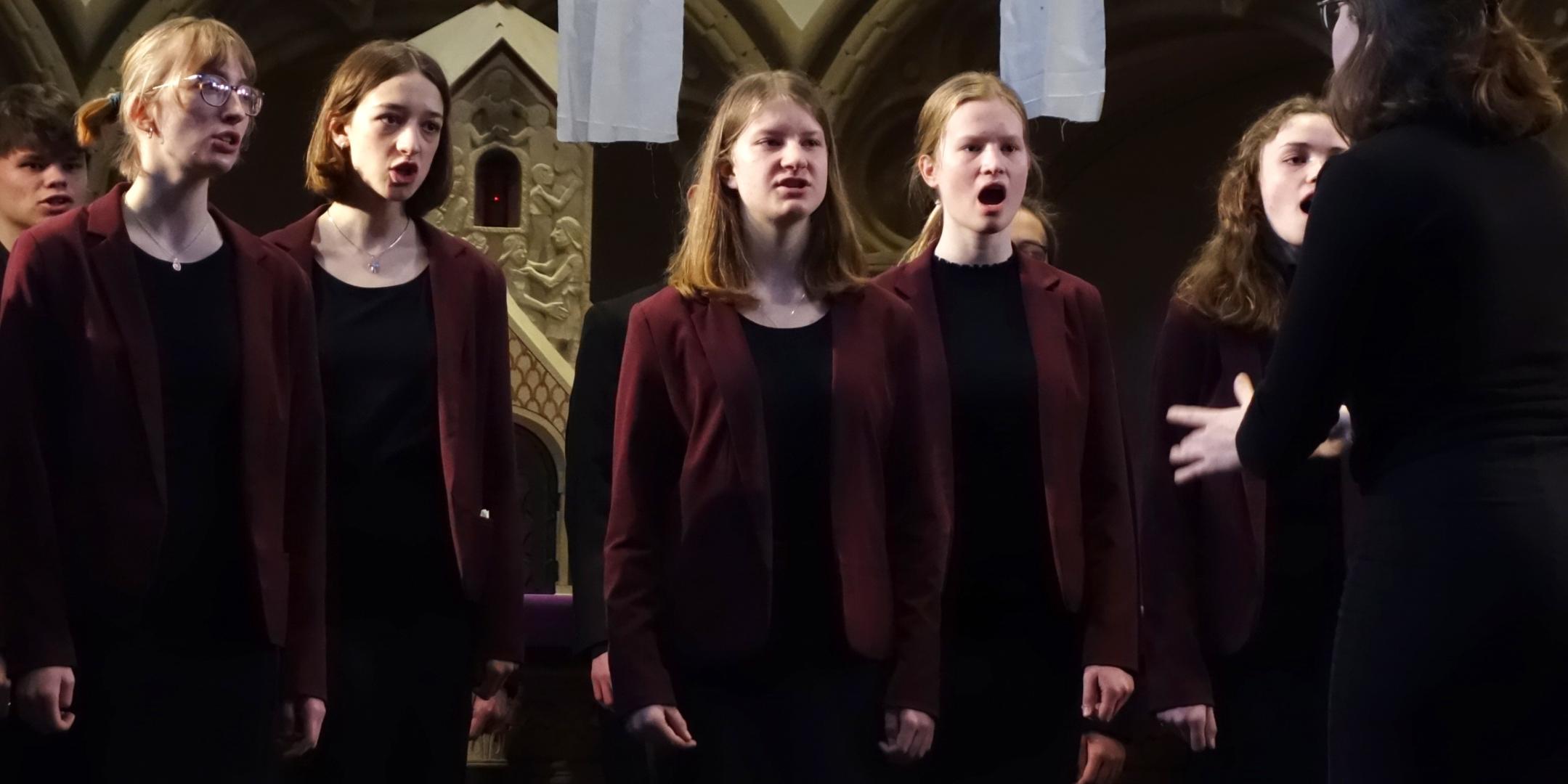 Der Jugendkammerchor der Singschule an der Liebfrauenkirche Koblenz unter Leitung von Regionalkantorin Juliane Kathary. Foto: Julia Fröder