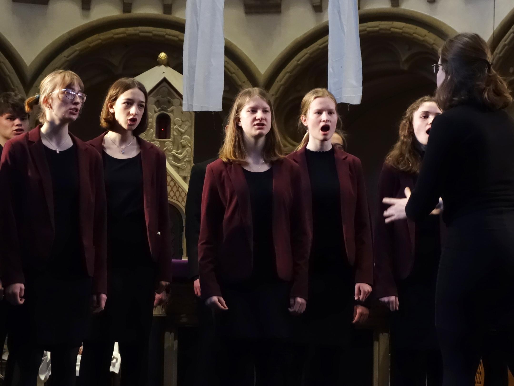 Der Jugendkammerchor der Singschule an der Liebfrauenkirche Koblenz unter Leitung von Regionalkantorin Juliane Kathary. Foto: Julia Fröder