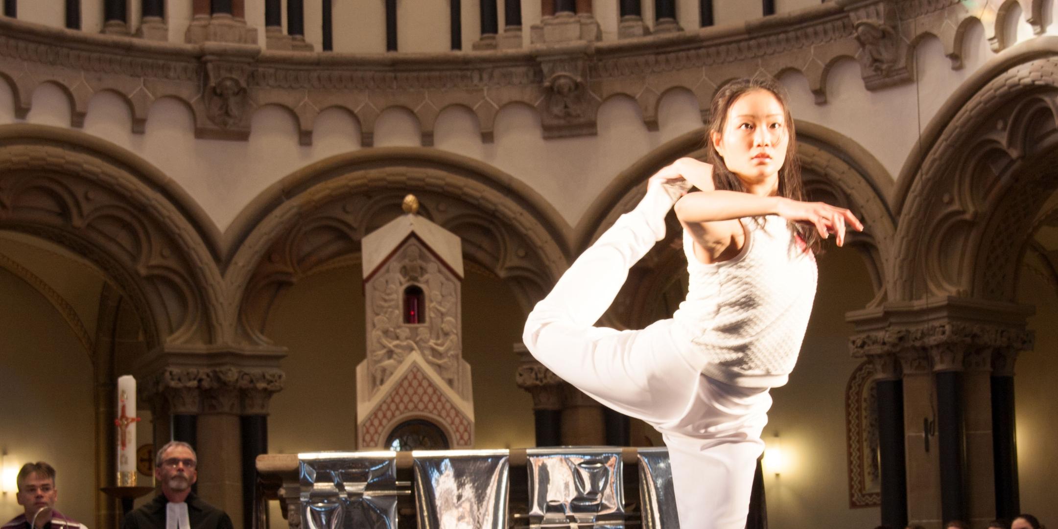 Chiho Kawabata zeigt beim Aschermittwoch der Künstler in der Koblenzer Herz-Jesu-Kirche einen Ausschnitt aus 'Les Autres'.
