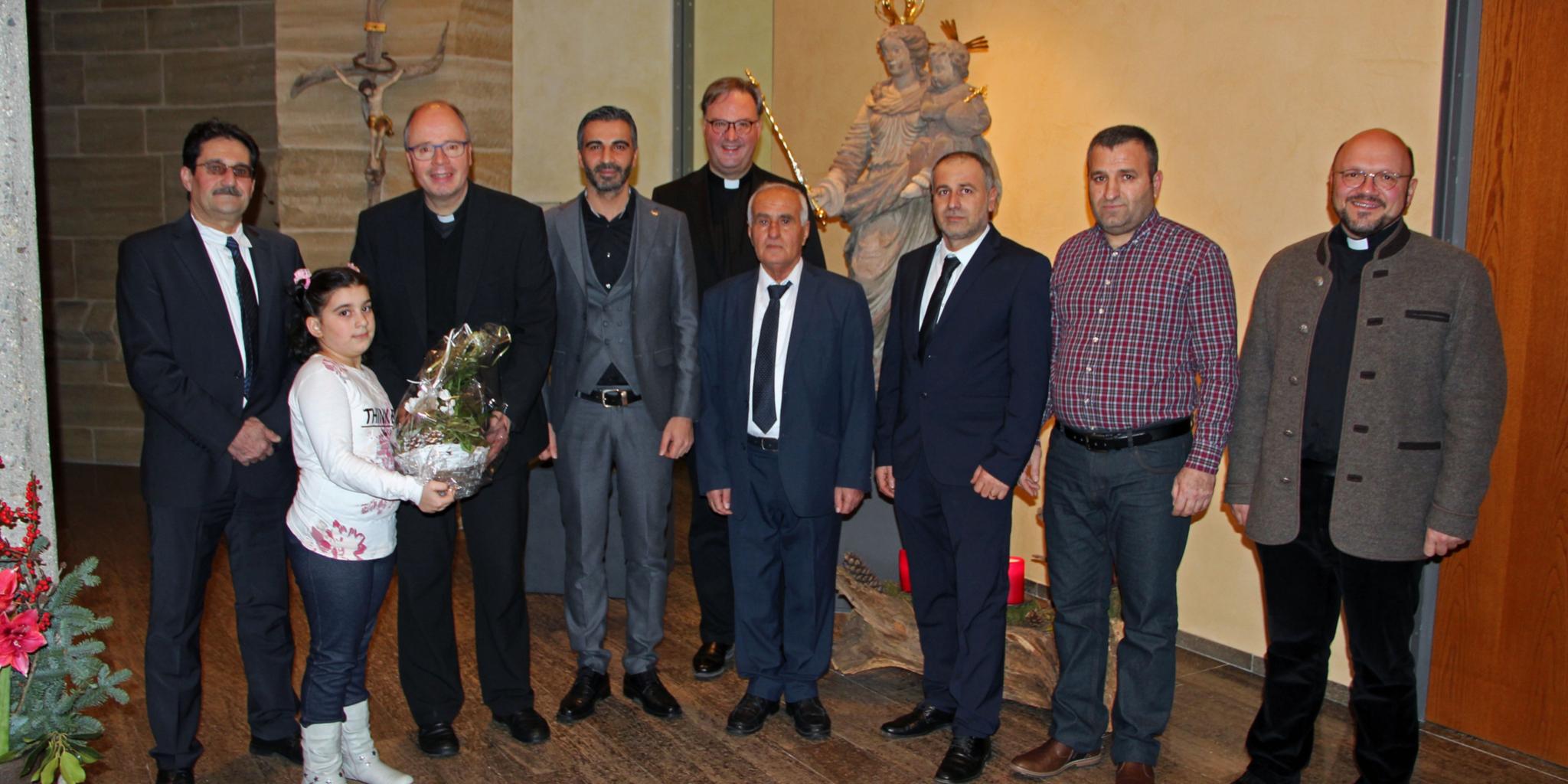 Charli Kanoun (4.v.li.) und die assyrischen Christen dankten Bischof Dr. Ackermann für seine Unterstützung. Auch dabei: Dr. Hans-Günther Ullrich, Beauftragter für die Flüchtlingsarbeit im Bistum Trier (Mitte hinten), und Dr. Markus Nicolay, Beauftragter für die Gläubigen der mit Rom verbundenen Ostkirchen (re.)