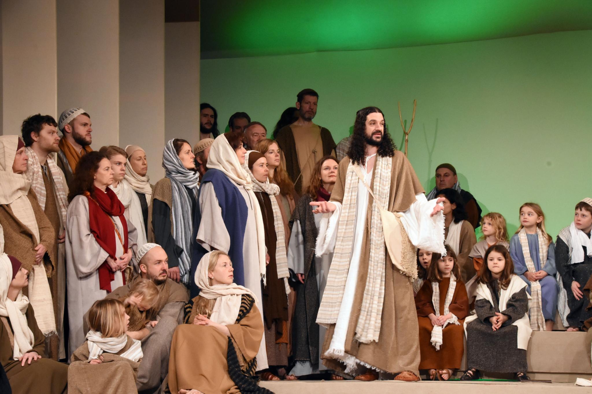 Jesus (gespielt von Peter Lang) spricht zu den Menschen. Foto: Hans-Georg Schneider