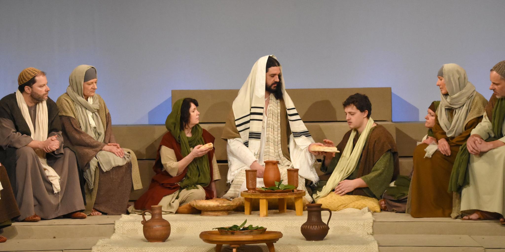 Jesus teilt das Brot beim letzten Abendmahl. Foto: Hans-Georg Schneider