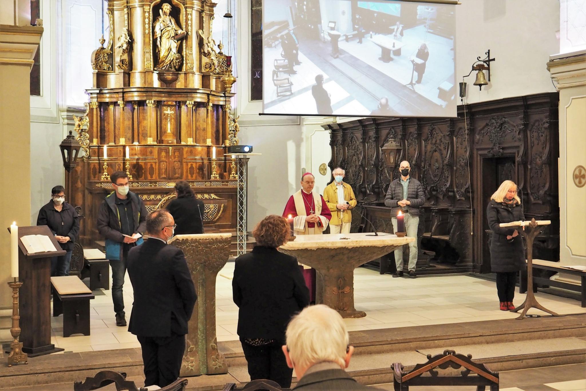 Vertreter aus den Pfarreiengemeinschaften und den schon fusionierten Pfarreien des neuen Pastoralen Raums sprechen die Fürbitten im Abendlob mit Weihbischof Brahm.