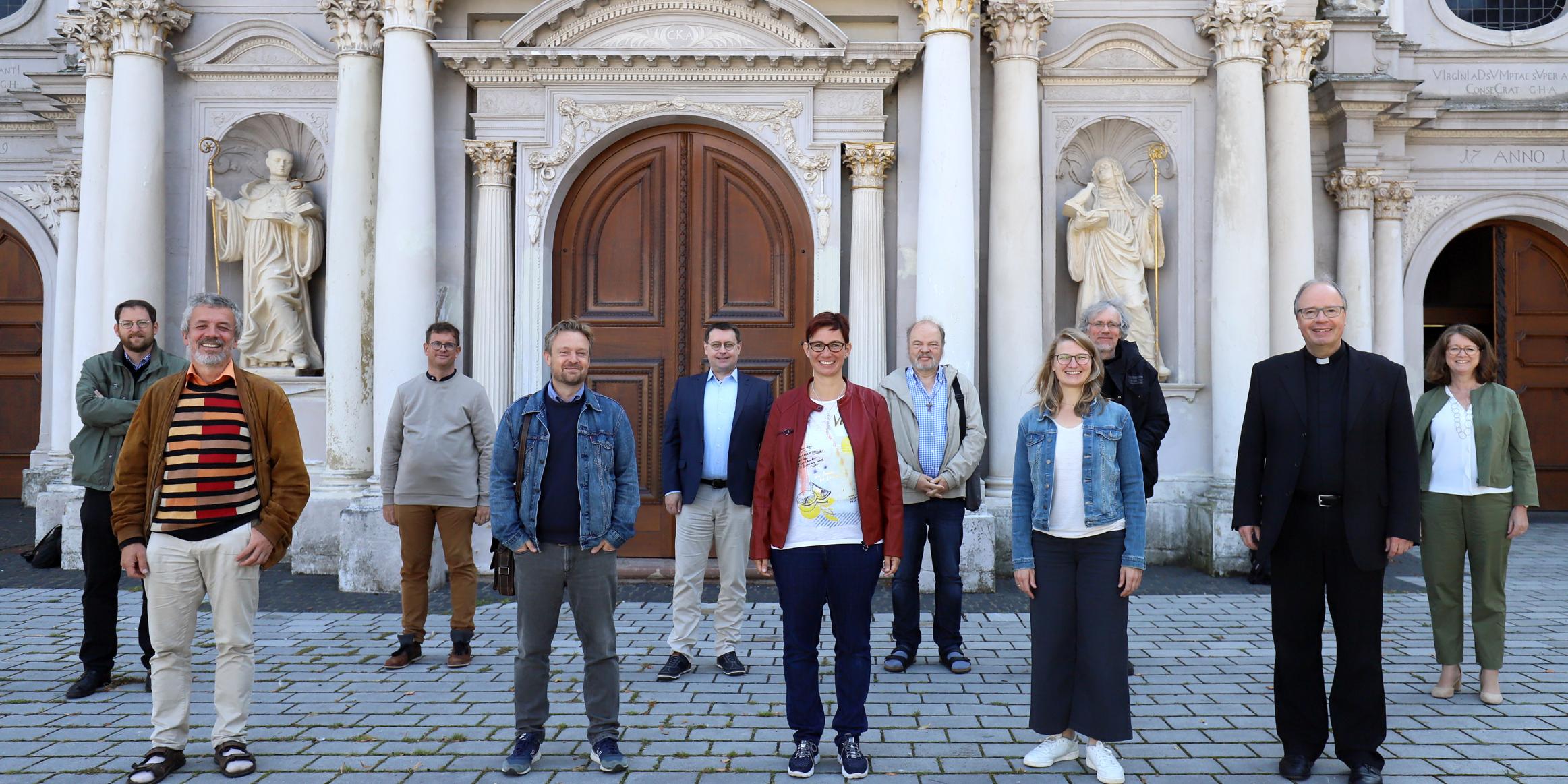 Die missionarischen Teams vor Sankt Matthias mit Bischof Ackermann und Mechthild Schabo (ganz rechts), Direktorin des Zentralbereichs Pastoral und Gesellschaft im Bischöflichen Generalvikariat Trier.
